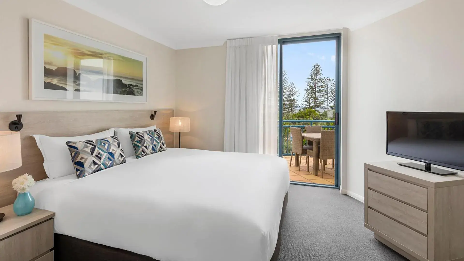TV and multimedia, Bed in Oaks Gold Coast Calypso Plaza Suites TV and multimedia, Bed in Oaks Gold Coast Calypso Plaza Suites