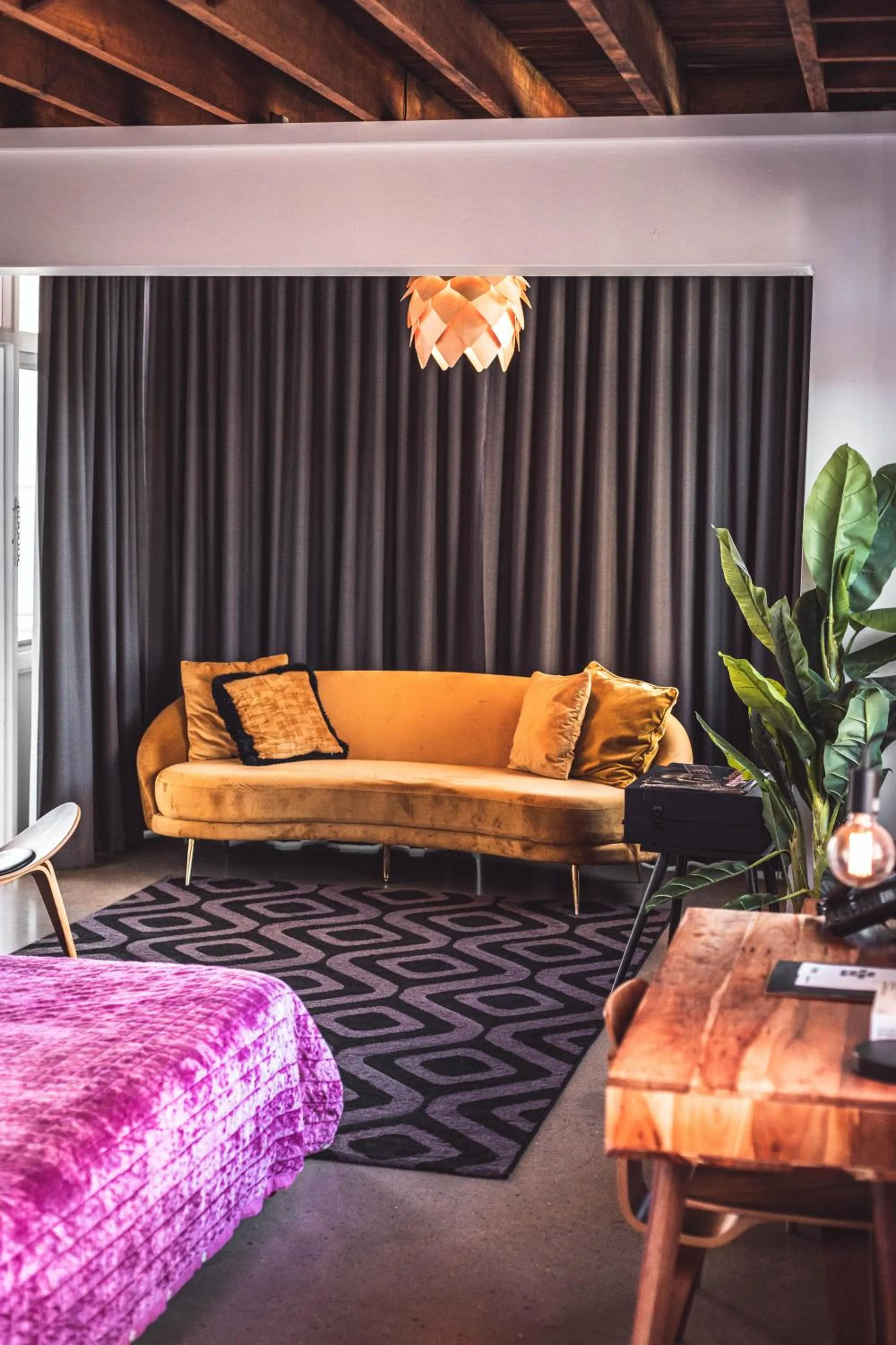 Seating area, Bed in The Pink Hotel Coolangatta