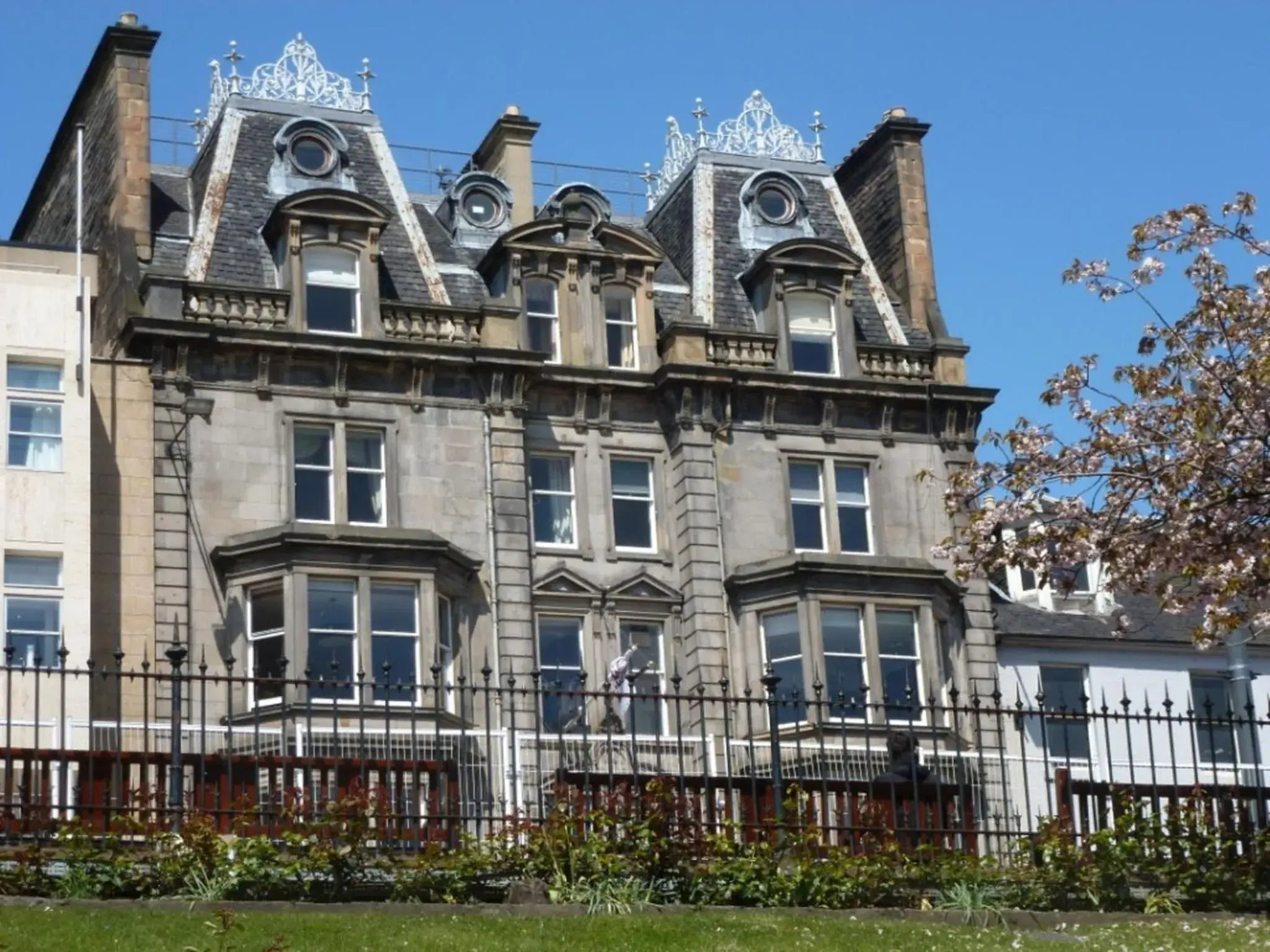Facade/entrance in 100 Princes Street Facade/entrance in 100 Princes Street