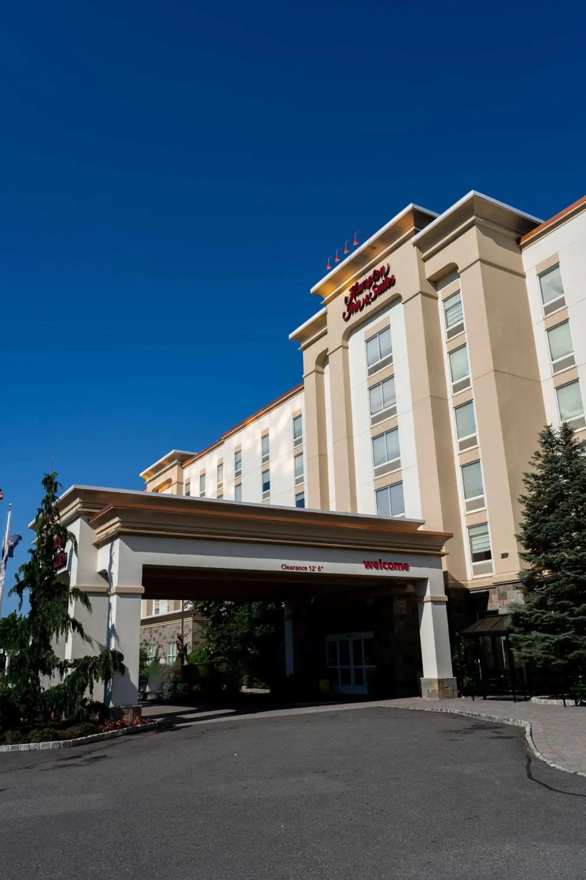 Property building in Hampton Inn & Suites Staten Island Property building in Hampton Inn & Suites Staten Island