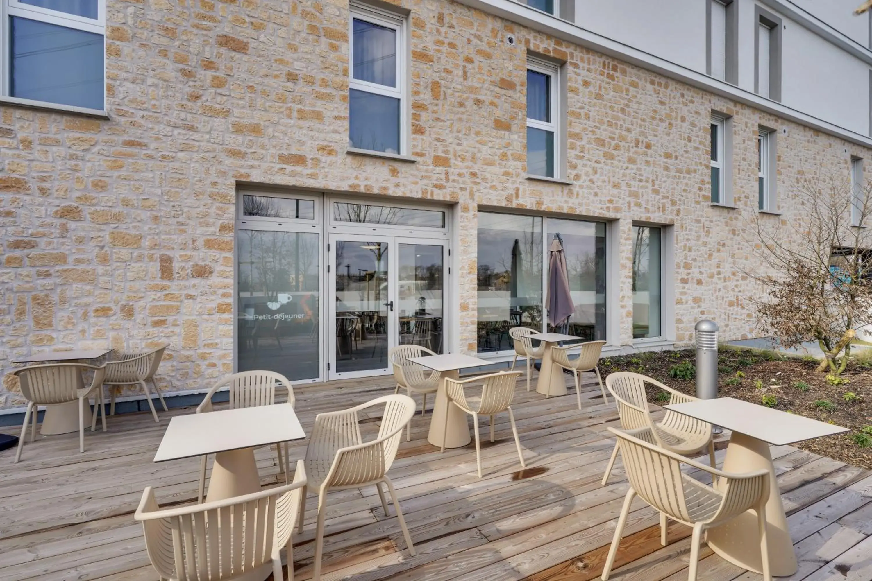 Property building in All Suites Appart Hôtel - Palaiseau - Massy TGV Property building in All Suites Appart Hôtel - Palaiseau - Massy TGV