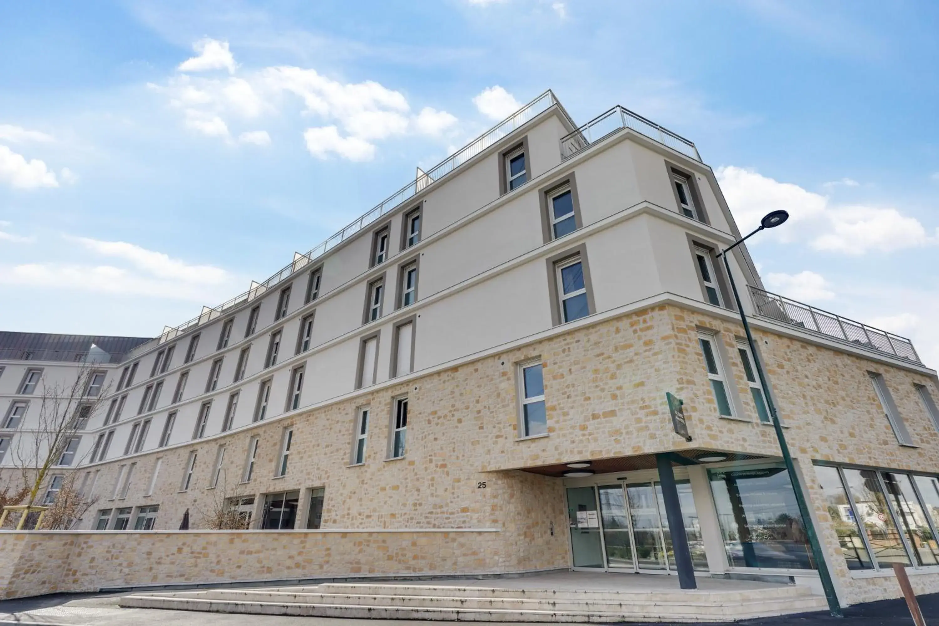 Property building in All Suites Appart Hôtel - Palaiseau - Massy TGV Property building in All Suites Appart Hôtel - Palaiseau - Massy TGV