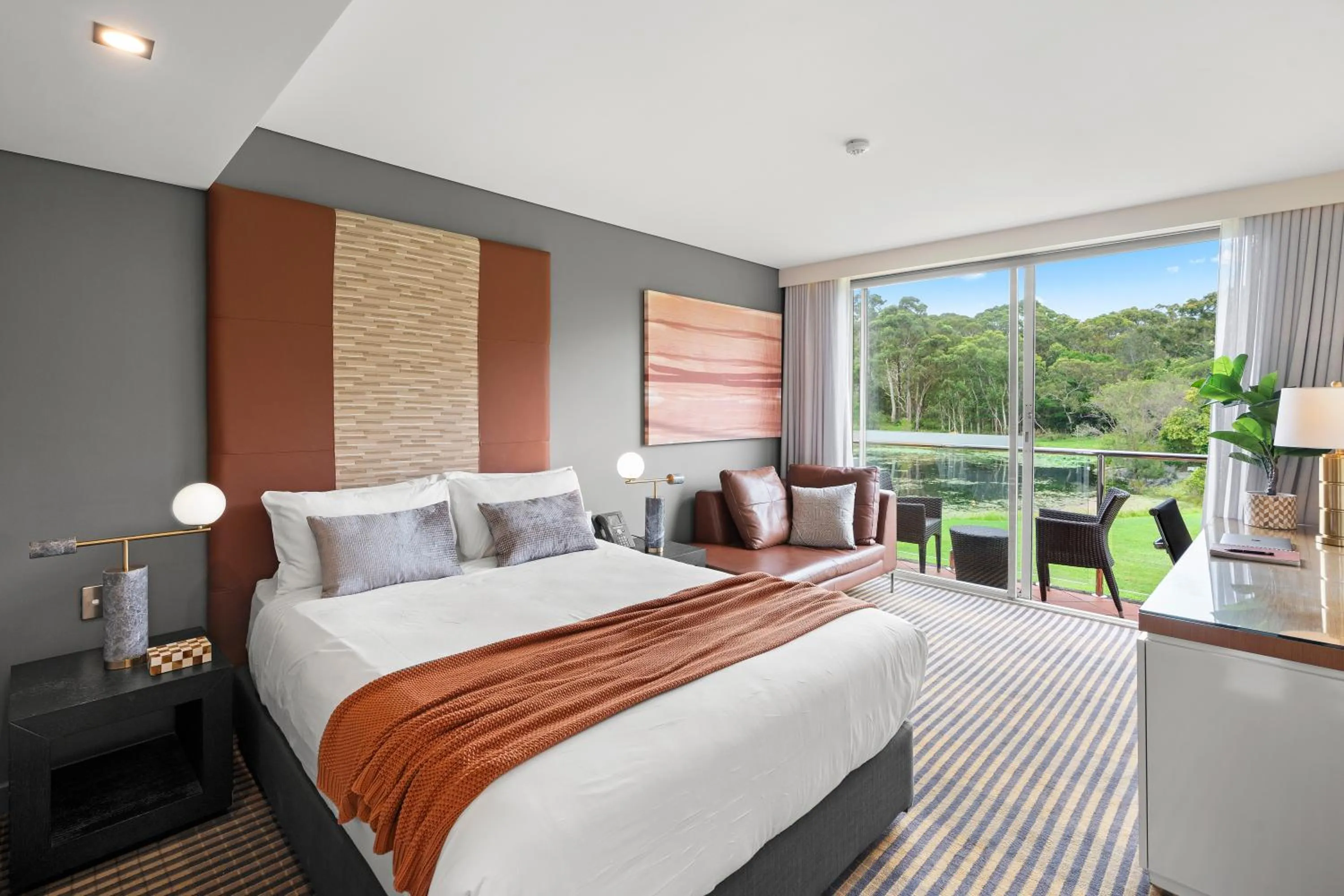 Bed in Lakeside Hotel and Conference Centre