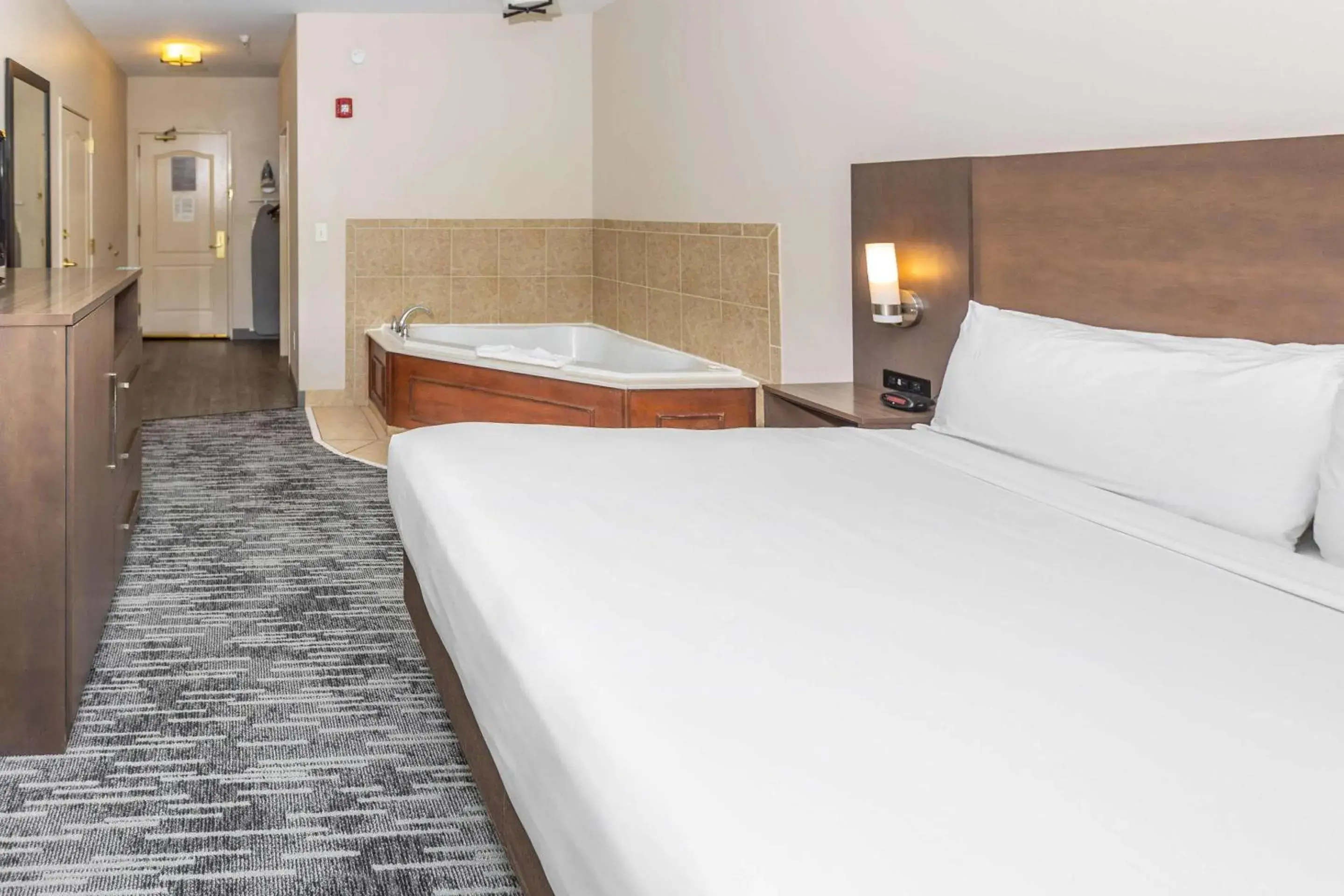 Bedroom, Bed in Country Inn & Suites by Radisson, Smyrna - Atlanta Northwest Bedroom, Bed in Country Inn & Suites by Radisson, Smyrna - Atlanta Northwest