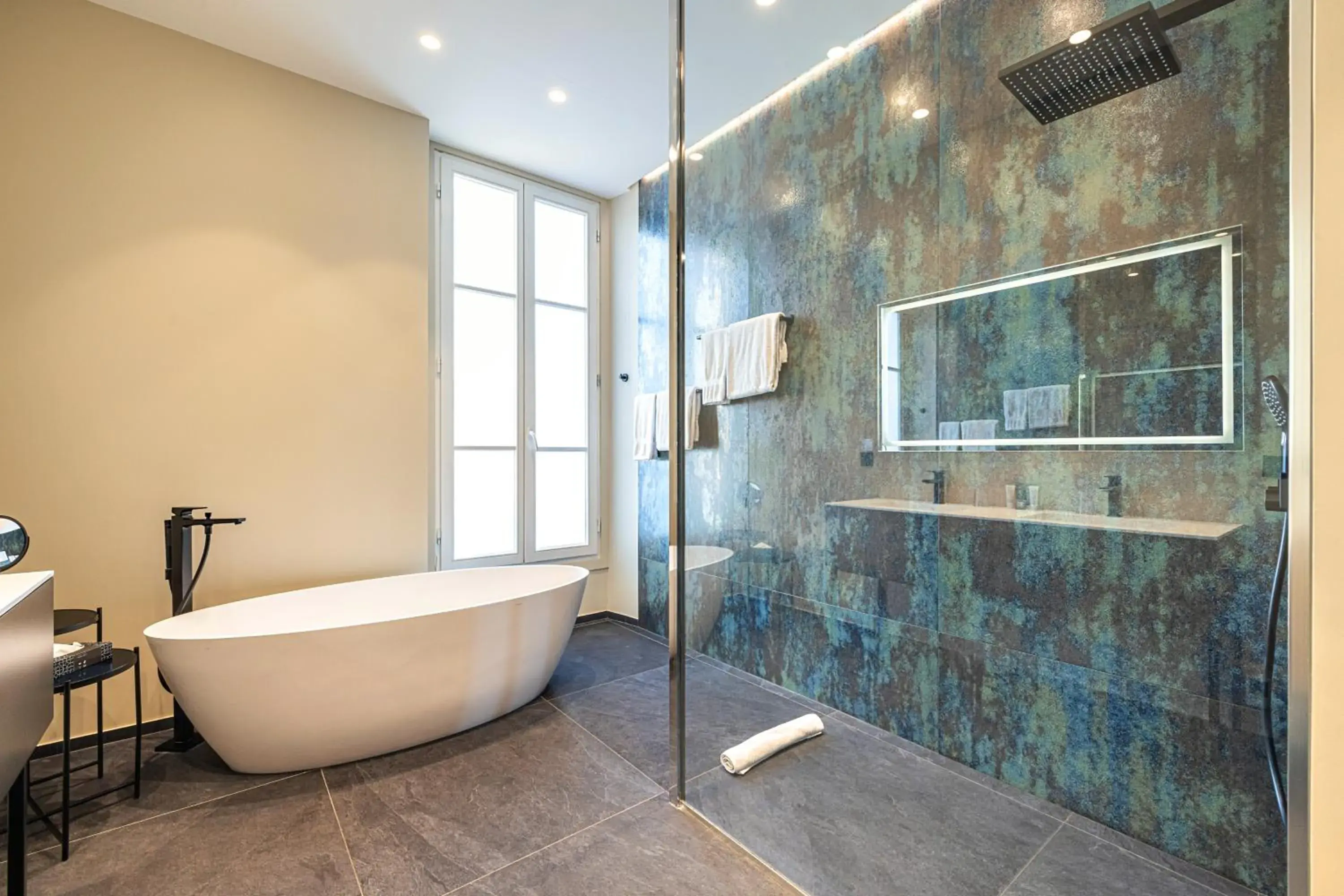 Shower in Hôtel Apollinaire Nice Shower in Hôtel Apollinaire Nice