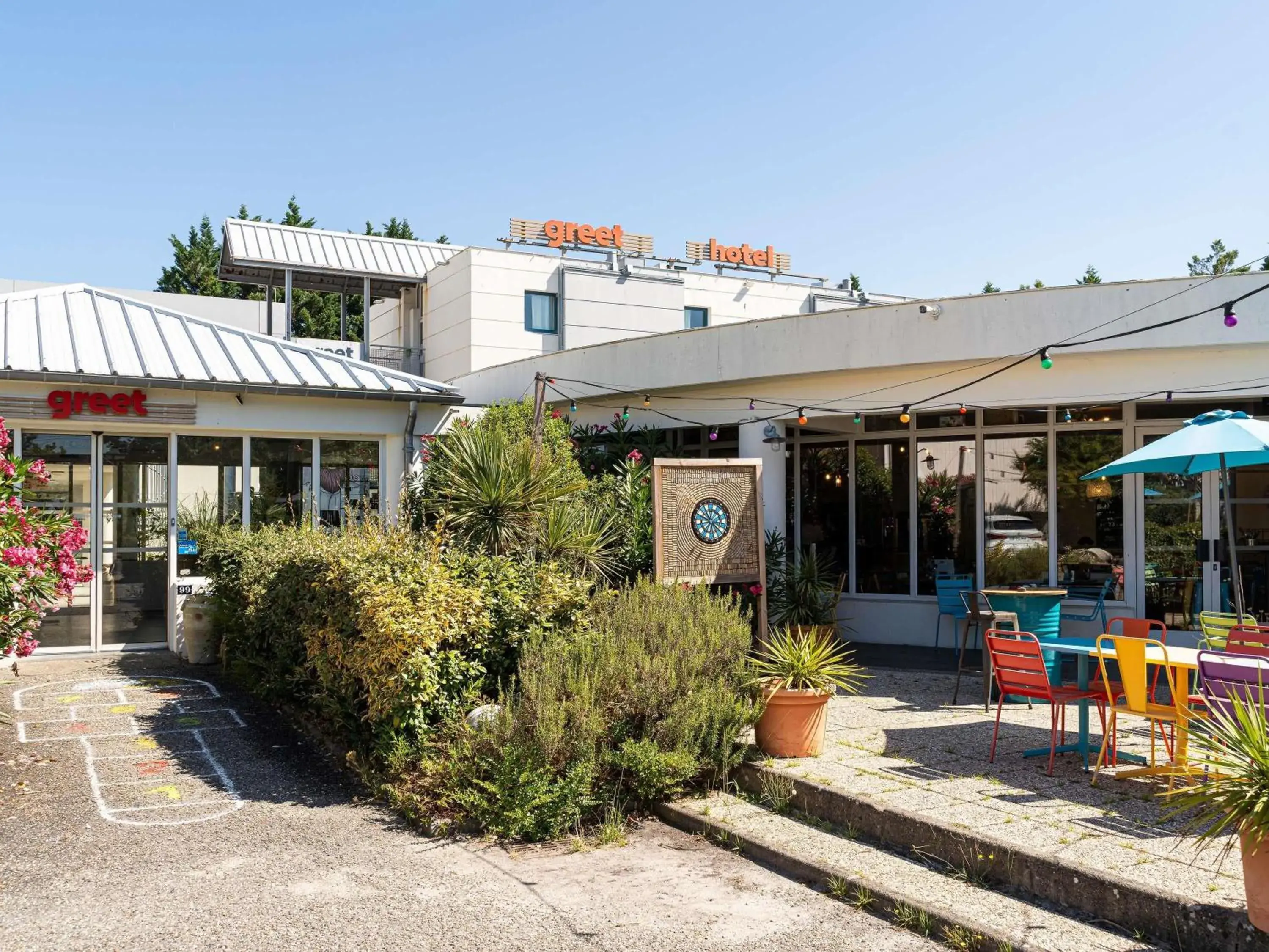 Property building in greet Hotel Bordeaux Aeroport Property building in greet Hotel Bordeaux Aeroport