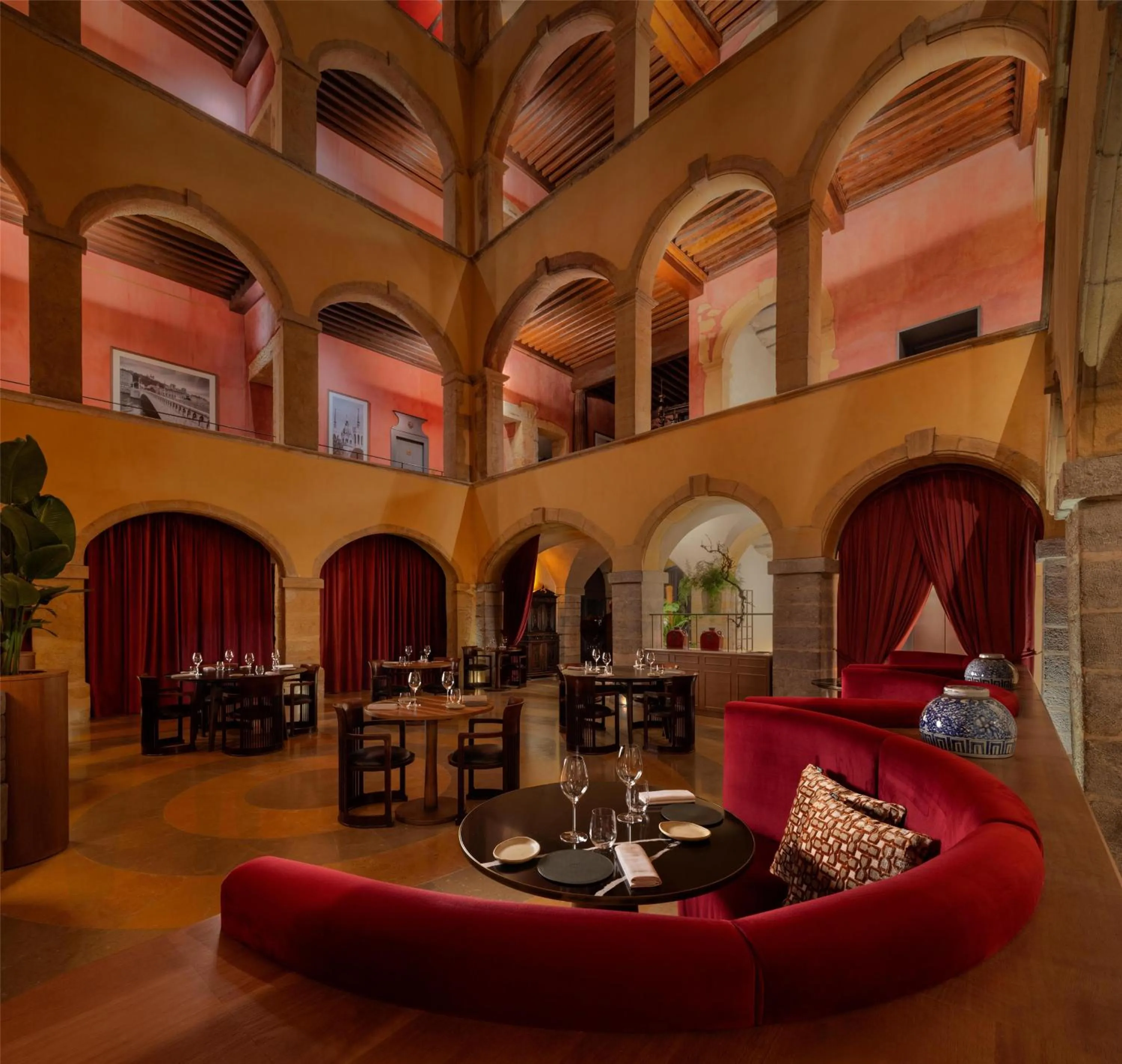 Restaurant/places to eat in Cour des Loges Lyon, A Radisson Collection Hotel