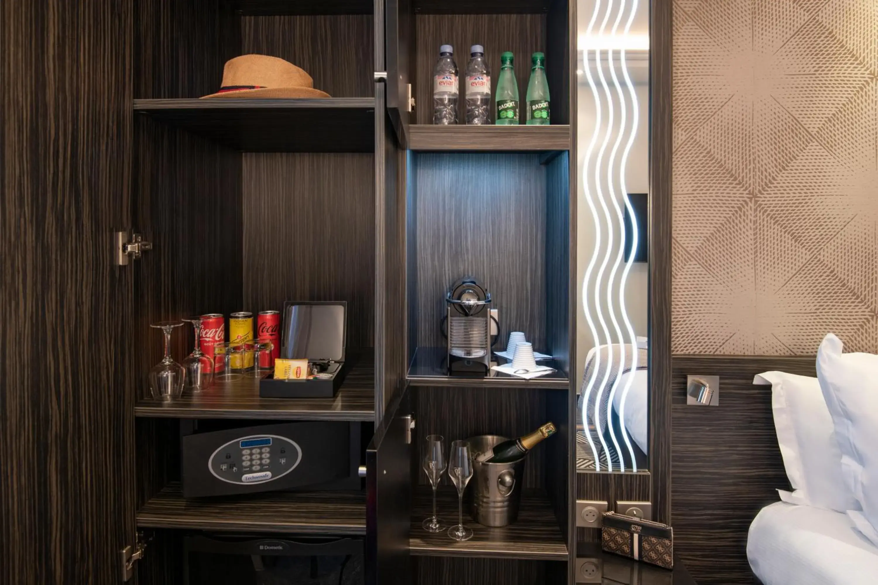 Coffee/tea facilities in BW Premier Collection Mondial Coffee/tea facilities in BW Premier Collection Mondial