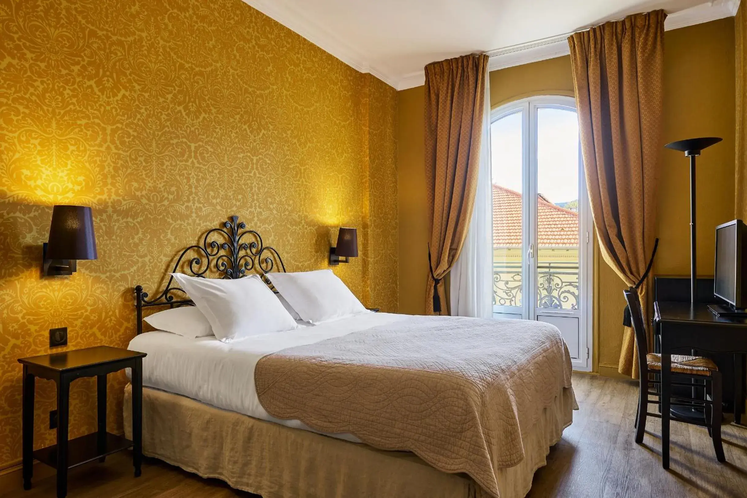Bedroom, Bed in Hotel Le Grimaldi by Happyculture Bedroom, Bed in Hotel Le Grimaldi by Happyculture