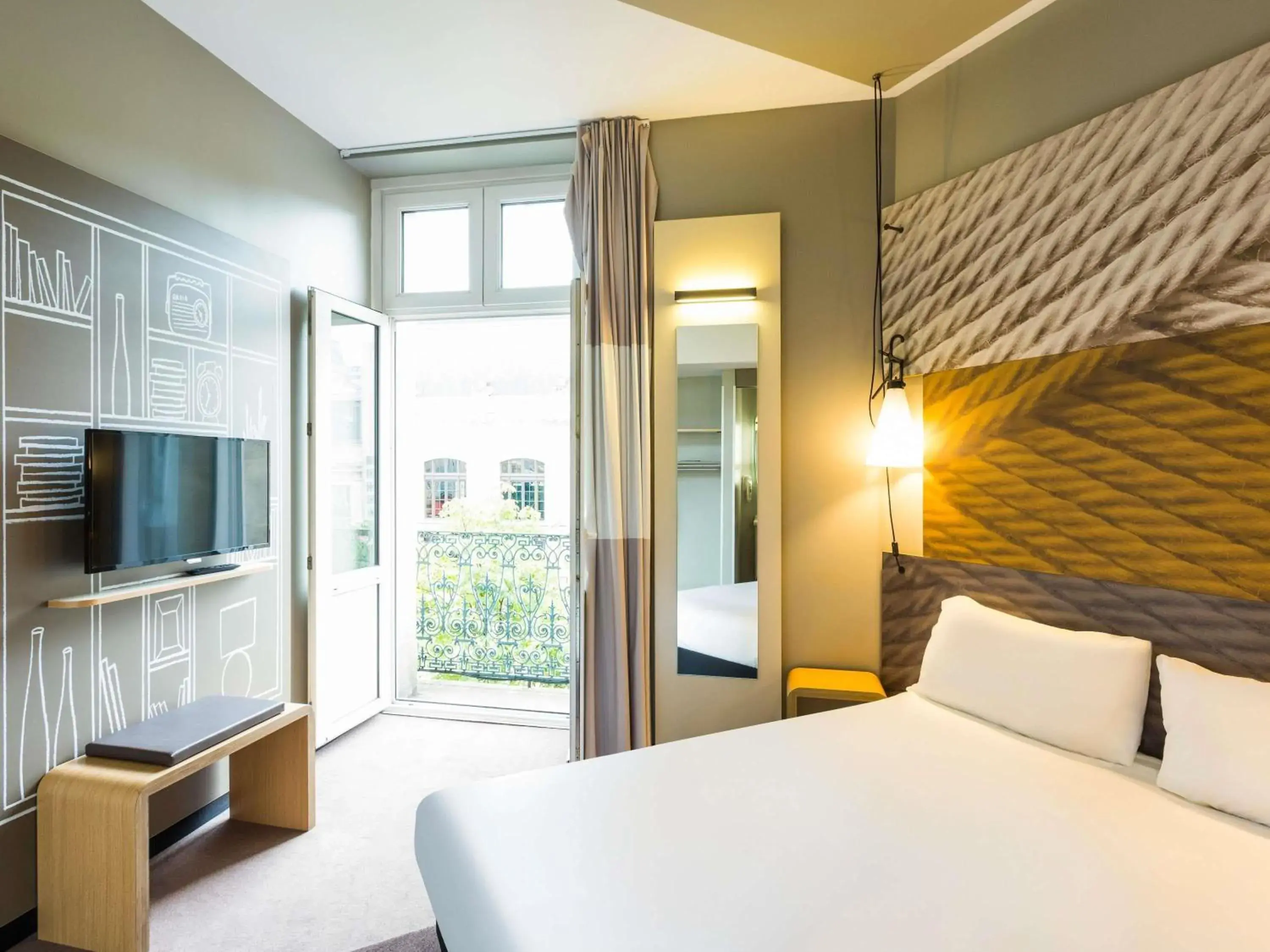 Bedroom, Bed in ibis Bordeaux Centre Gare Saint Jean Euratlantique Bedroom, Bed in ibis Bordeaux Centre Gare Saint Jean Euratlantique