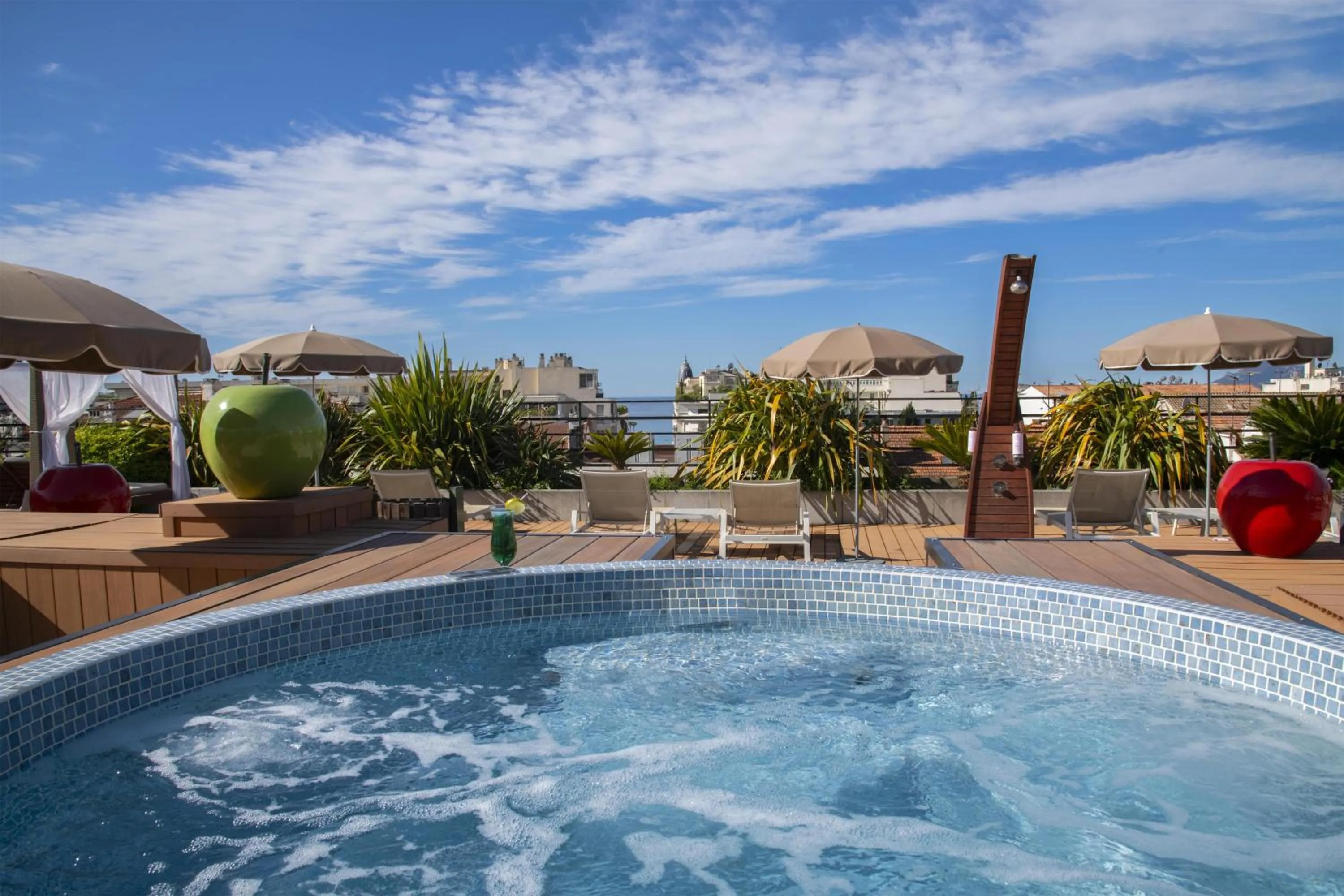 Property building in Best Western Premier Le Patio des Artistes Wellness Jacuzzi