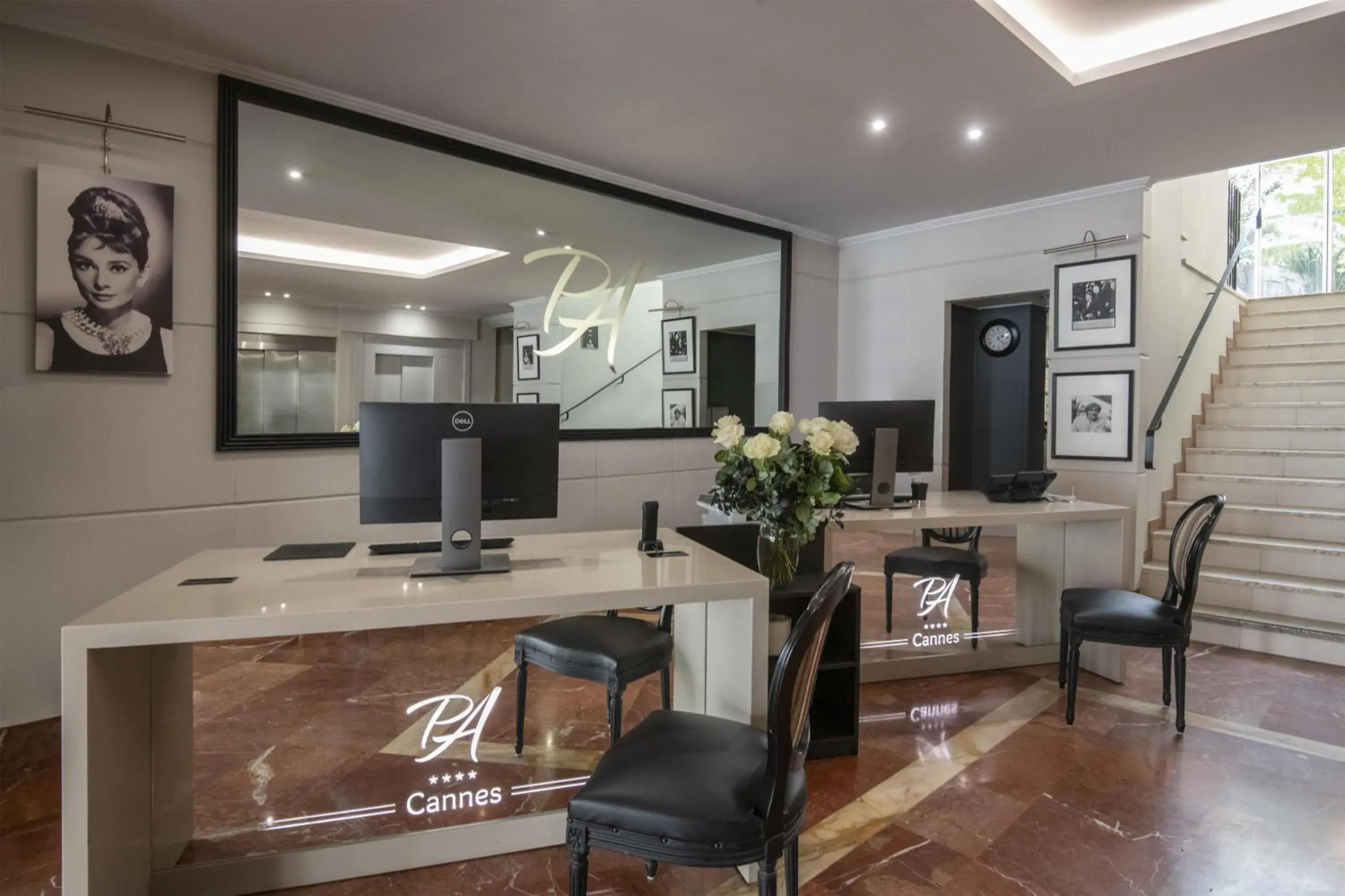 Lobby or reception in Best Western Premier Le Patio des Artistes Wellness Jacuzzi Lobby or reception in Best Western Premier Le Patio des Artistes Wellness Jacuzzi
