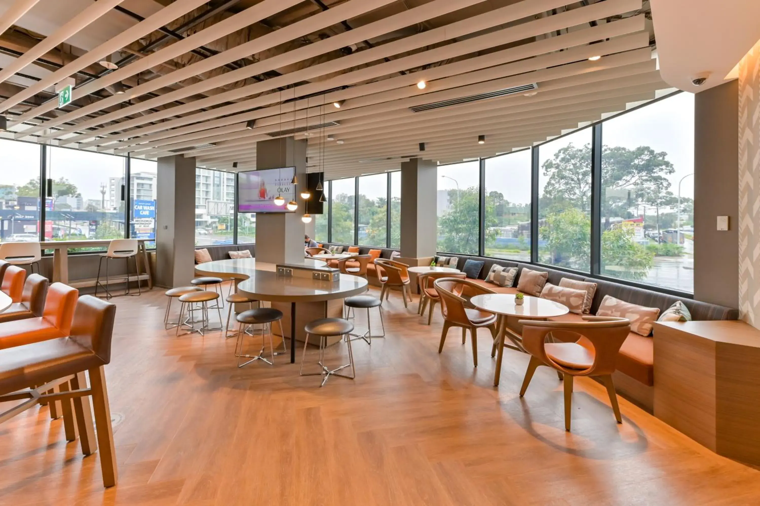 Seating area in Holiday Inn Express Sydney Airport by IHG Seating area in Holiday Inn Express Sydney Airport by IHG