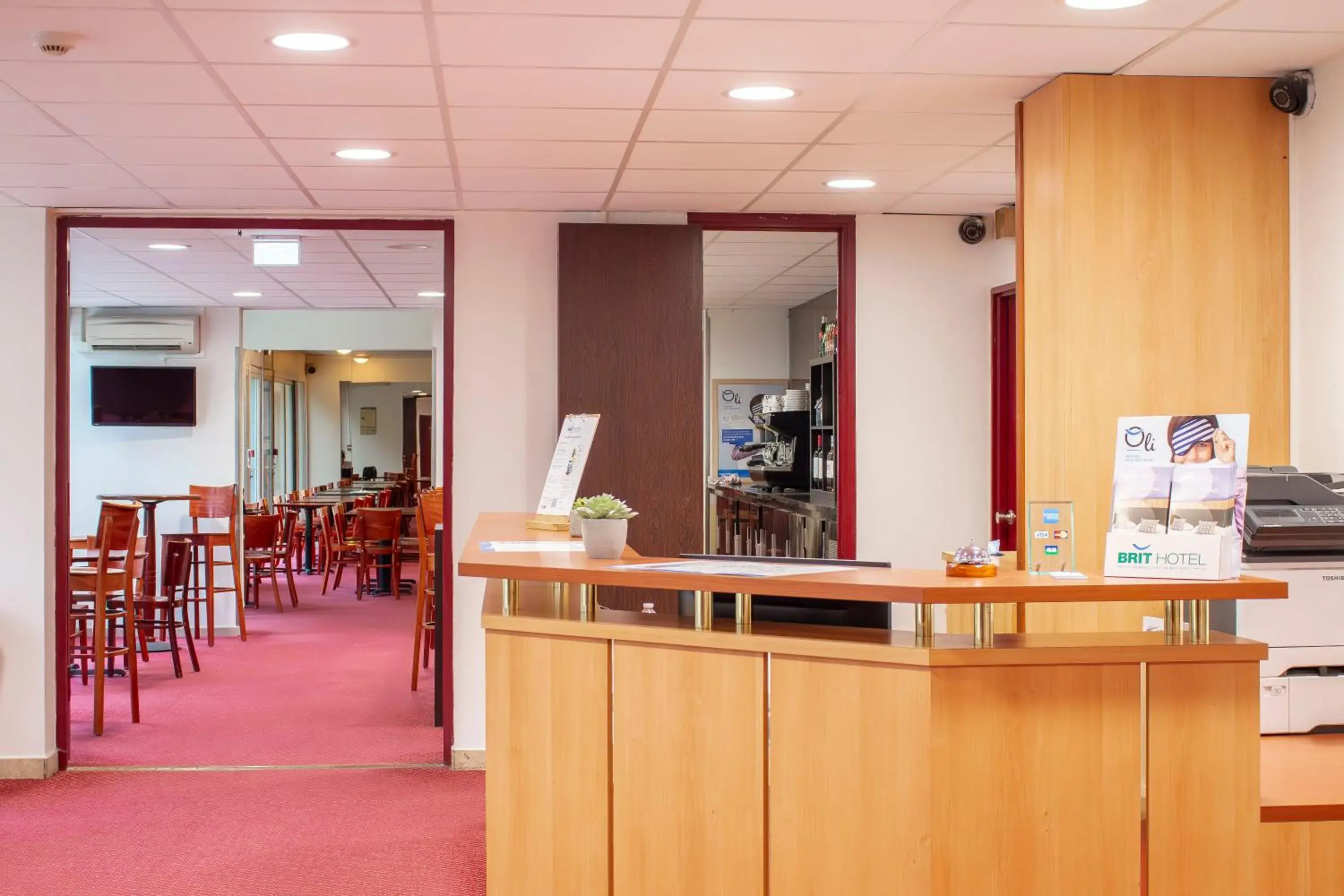 Lobby or reception in Brit Hotel Bordeaux Aéroport - Le Soretel Lobby or reception in Brit Hotel Bordeaux Aéroport - Le Soretel
