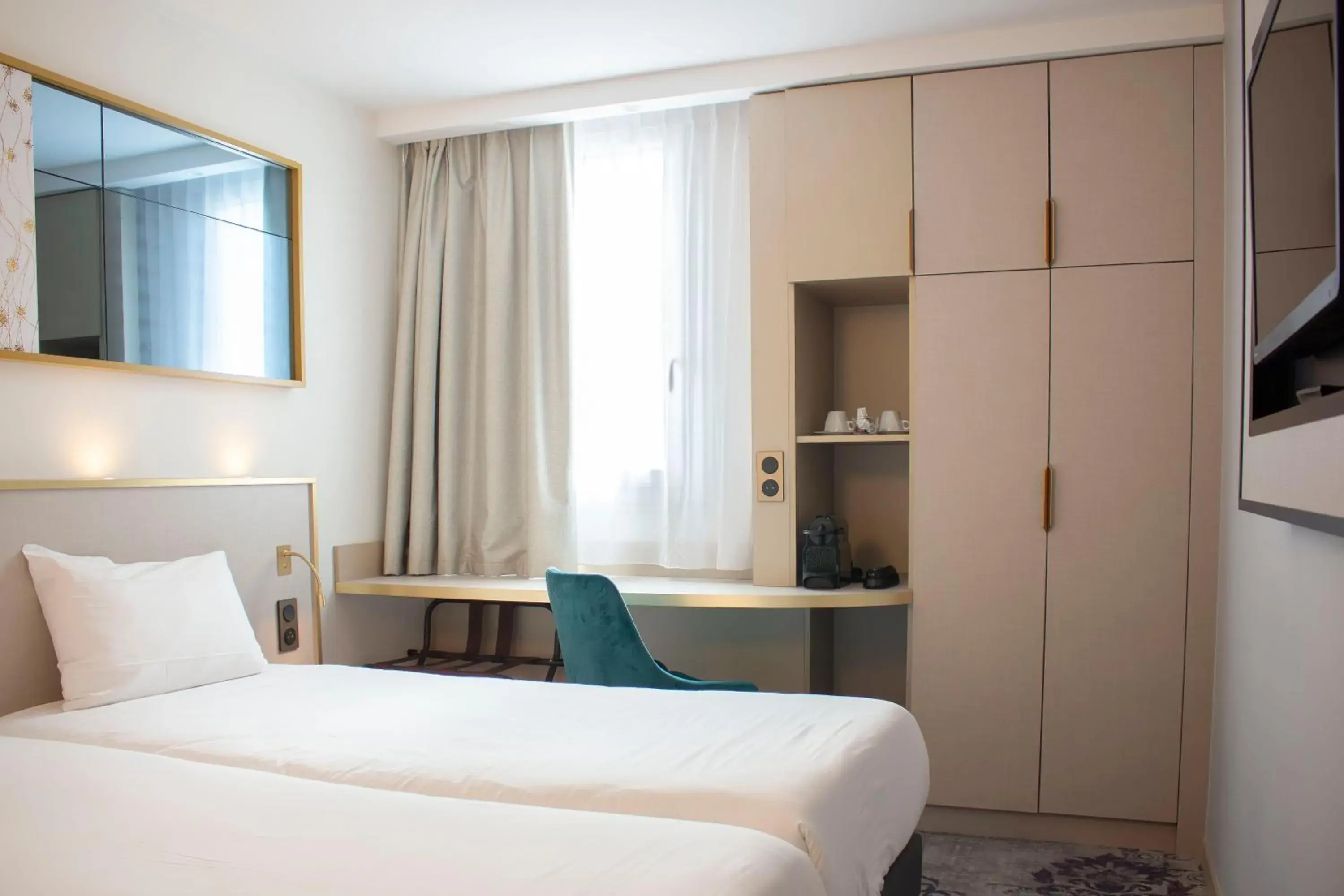 Photo of the whole room, Bed in Brit Hotel Bordeaux Aéroport - Le Soretel Photo of the whole room, Bed in Brit Hotel Bordeaux Aéroport - Le Soretel