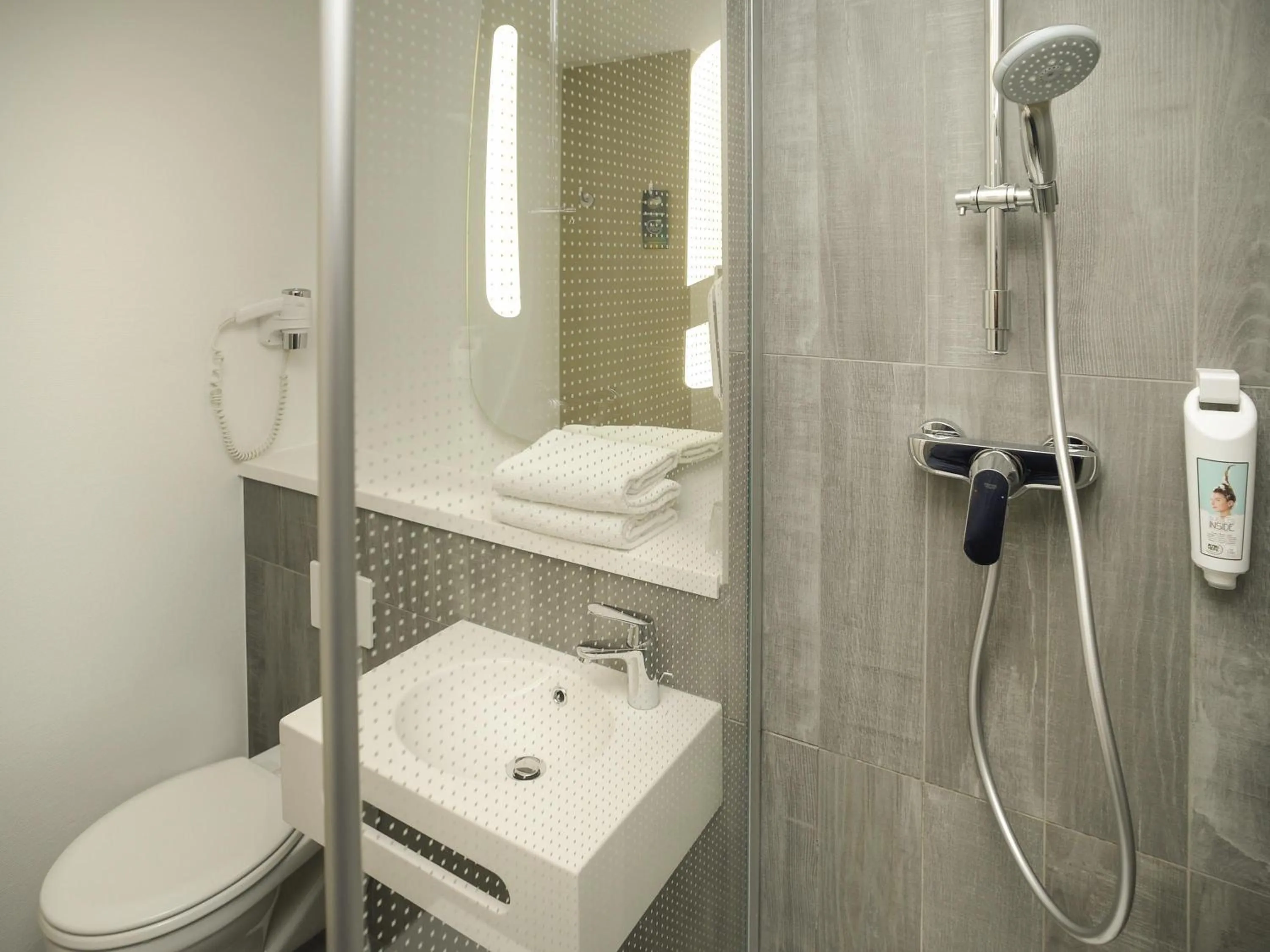 Bedroom in ibis Lyon Gerland Merieux