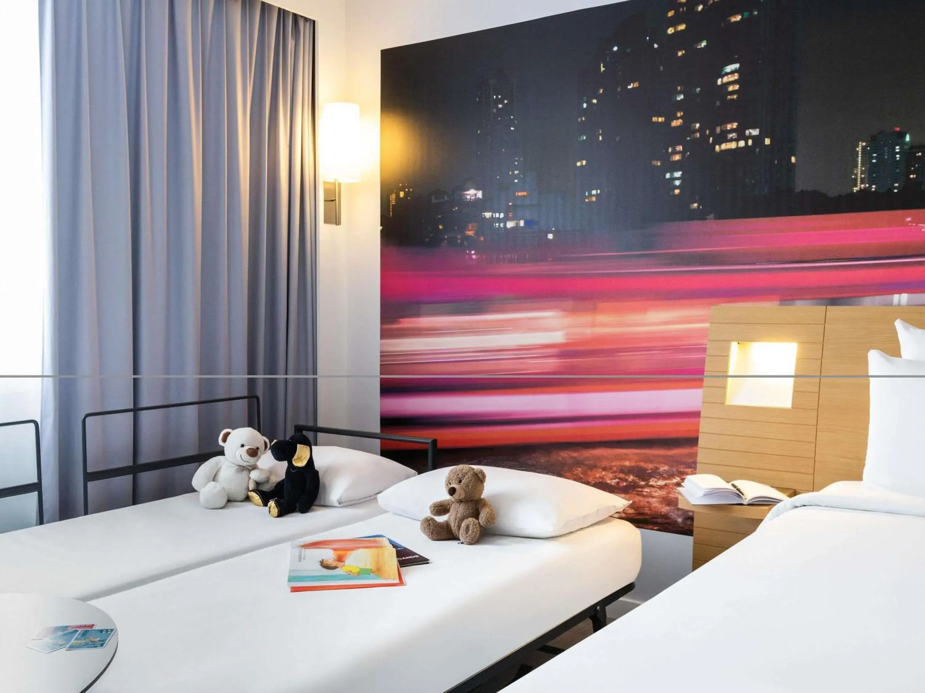 Bedroom, Bed in Novotel Bordeaux Centre Ville Bedroom, Bed in Novotel Bordeaux Centre Ville