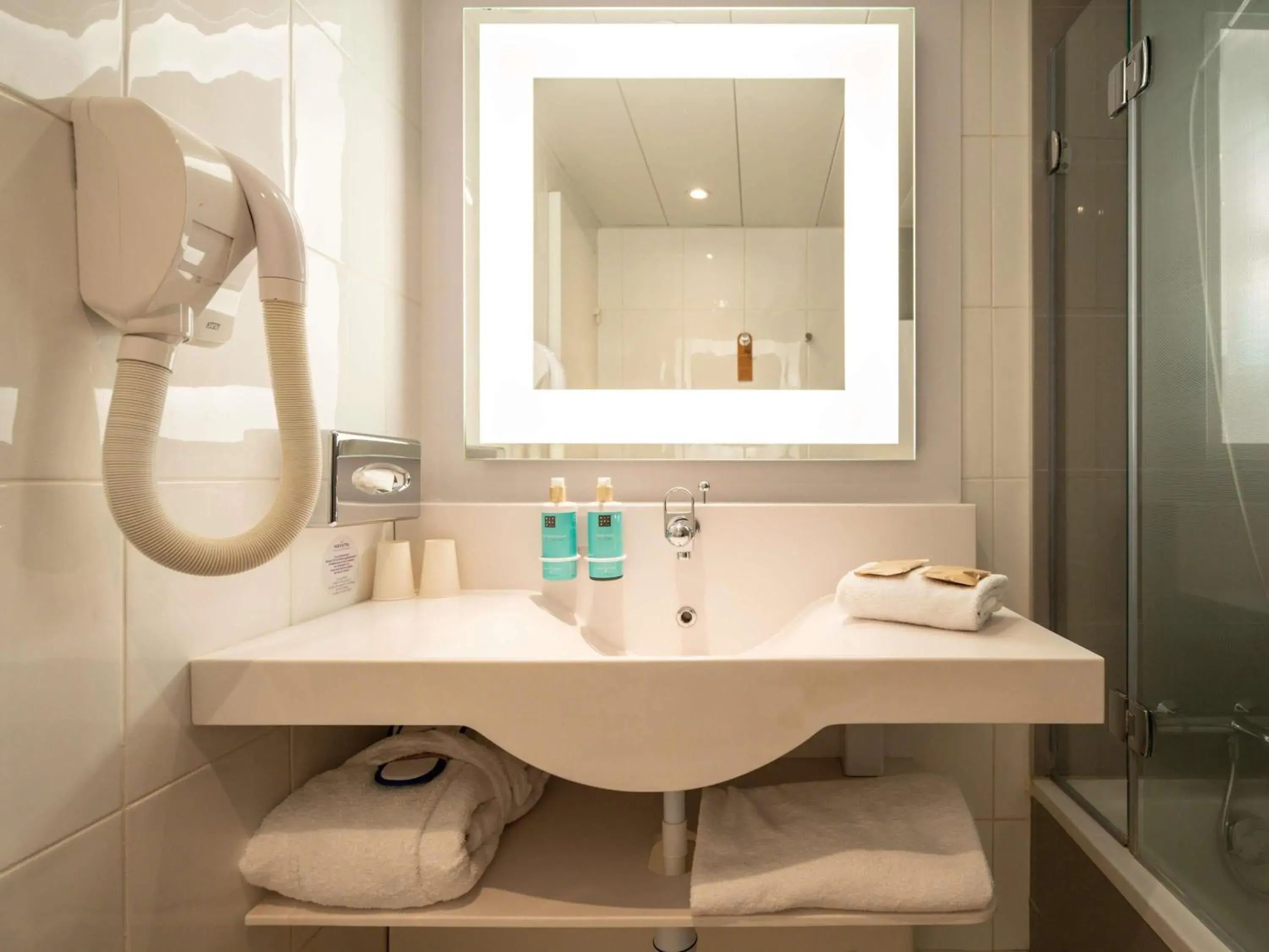 Bedroom in Novotel Bordeaux Centre Ville Bedroom in Novotel Bordeaux Centre Ville