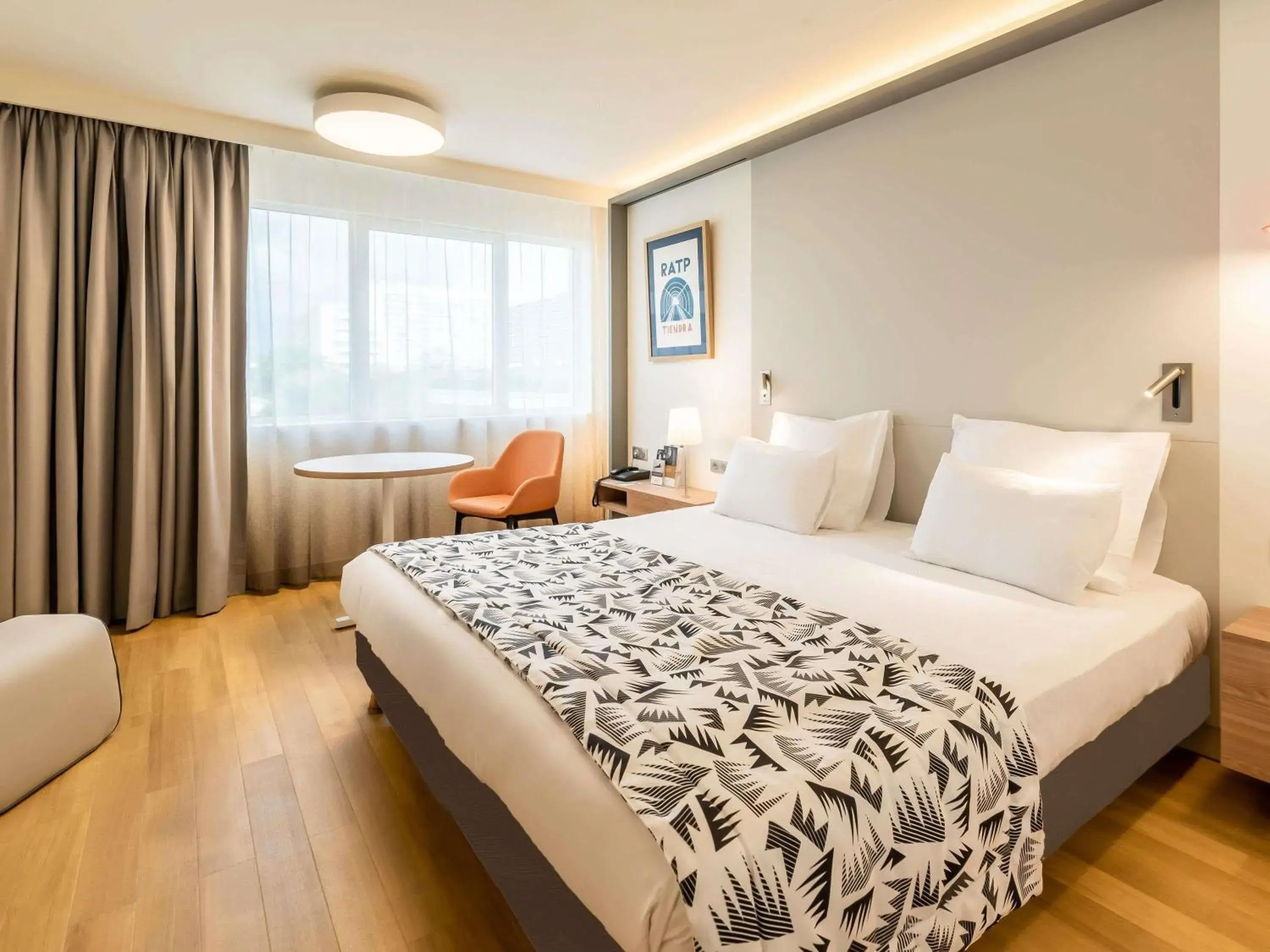 Bedroom, Bed in Mercure Marseille Centre Prado Vélodrome Bedroom, Bed in Mercure Marseille Centre Prado Vélodrome