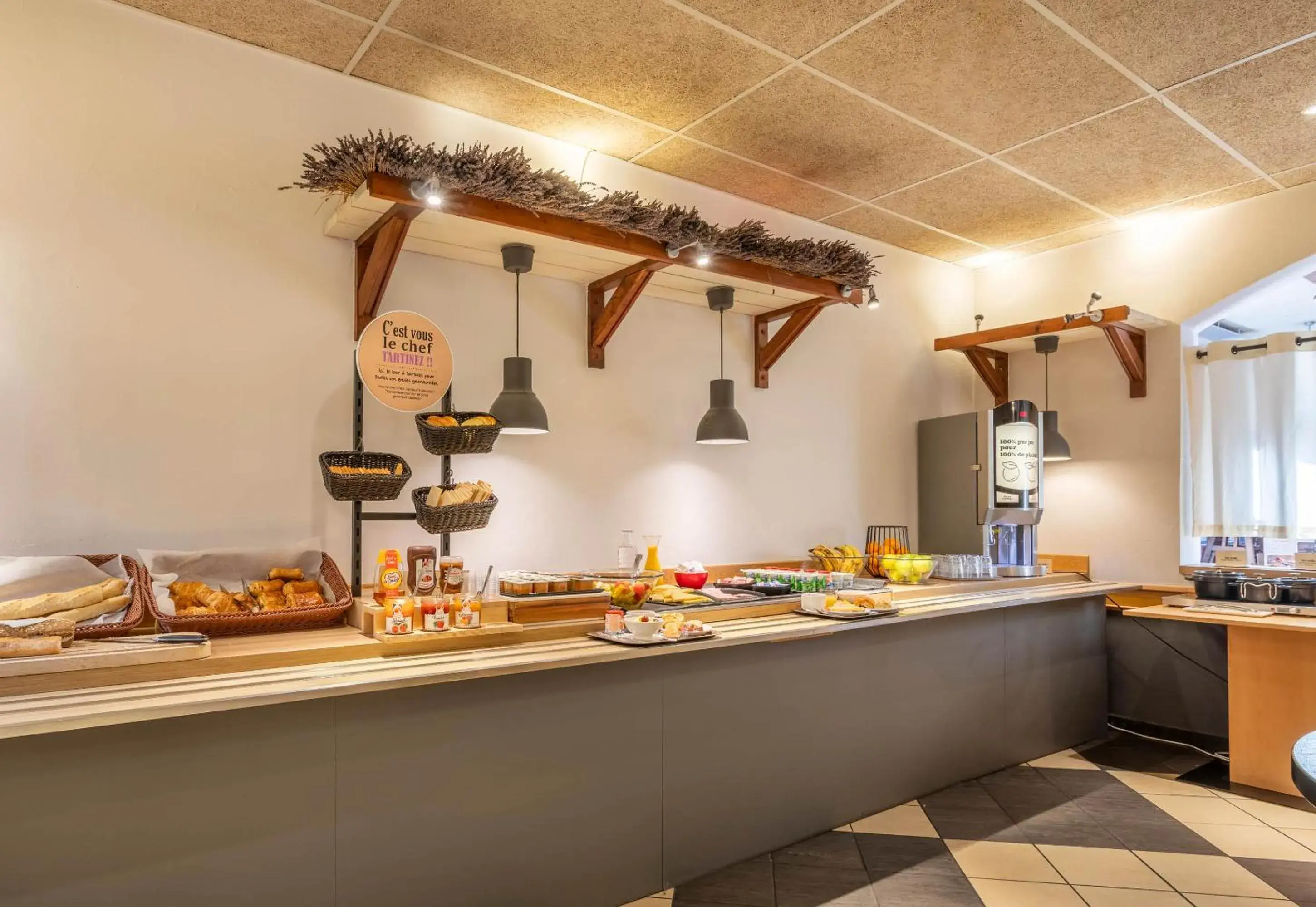 Breakfast in B&B HOTEL Marseille La Valentine Porte d'Aubagne Breakfast in B&B HOTEL Marseille La Valentine Porte d'Aubagne