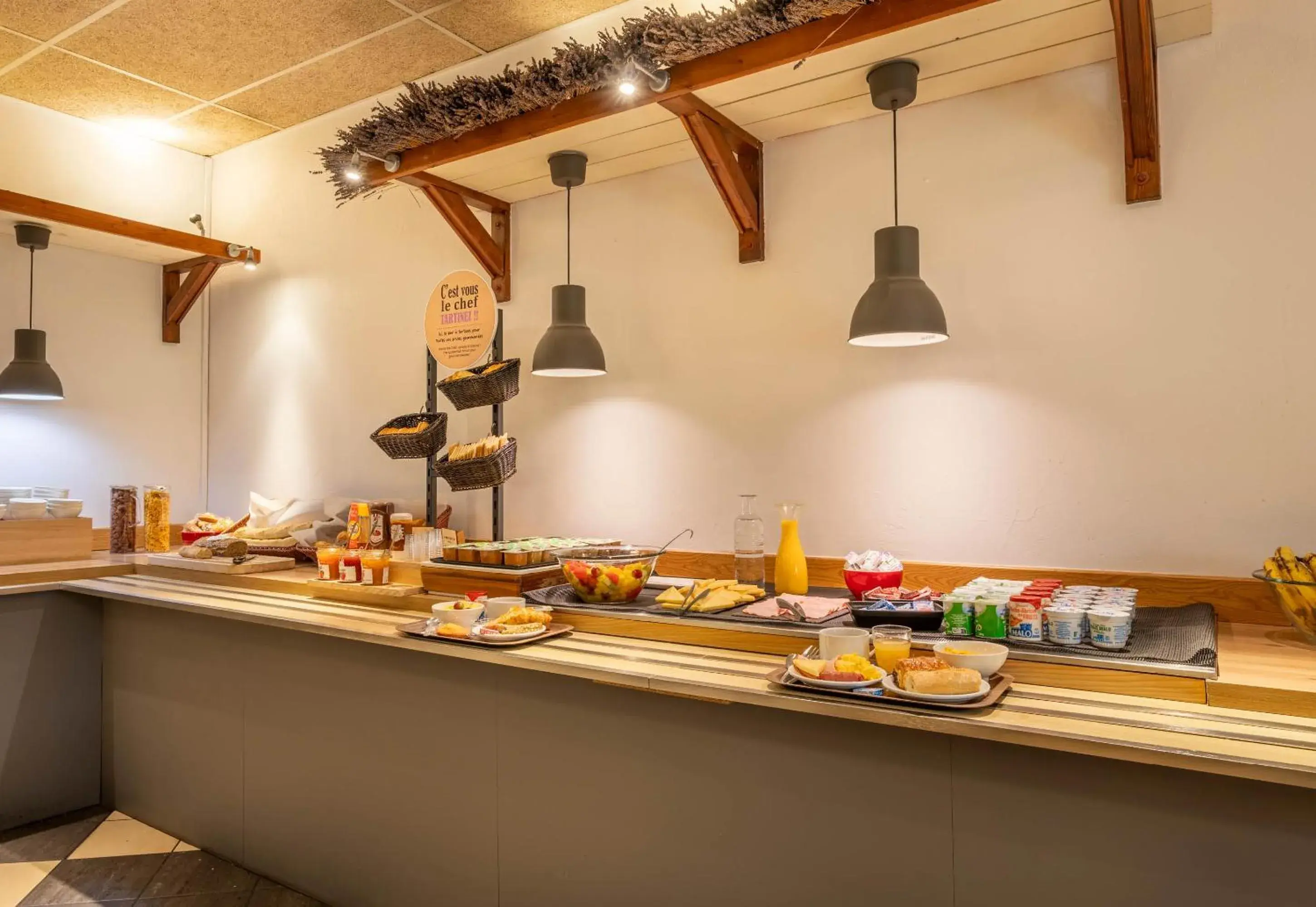 Buffet breakfast in B&B HOTEL Marseille La Valentine Porte d'Aubagne Buffet breakfast in B&B HOTEL Marseille La Valentine Porte d'Aubagne