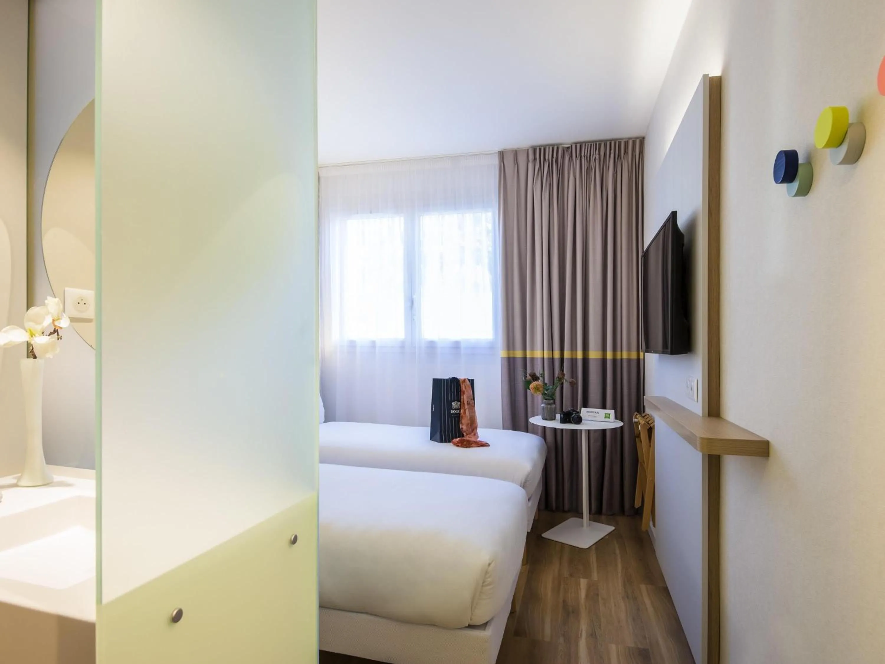 Bedroom, Bed in ibis Styles Nice Cap 3000 Aéroport