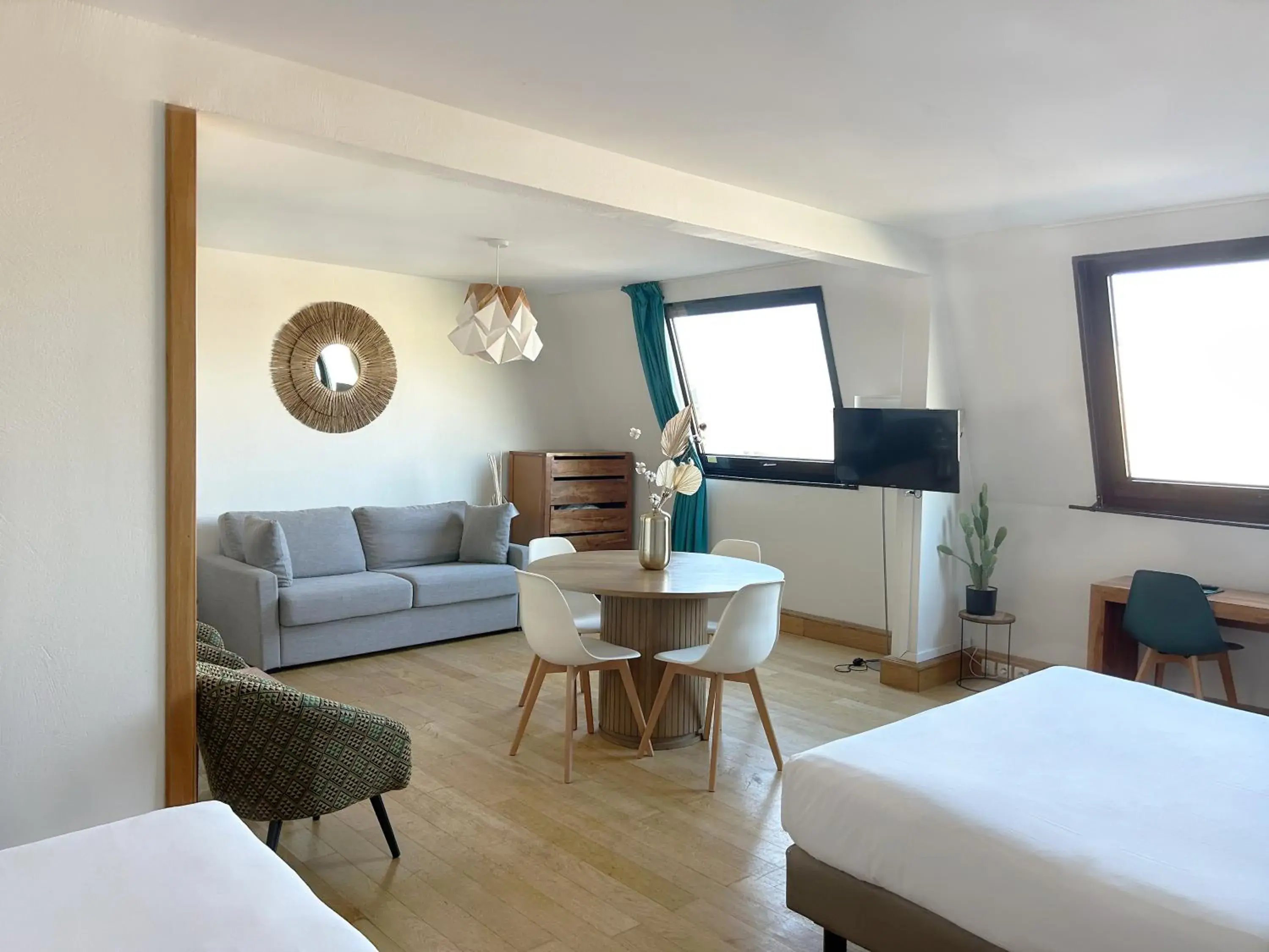 Photo of the whole room, Bed in Victoria Garden Bordeaux Centre Photo of the whole room, Bed in Victoria Garden Bordeaux Centre