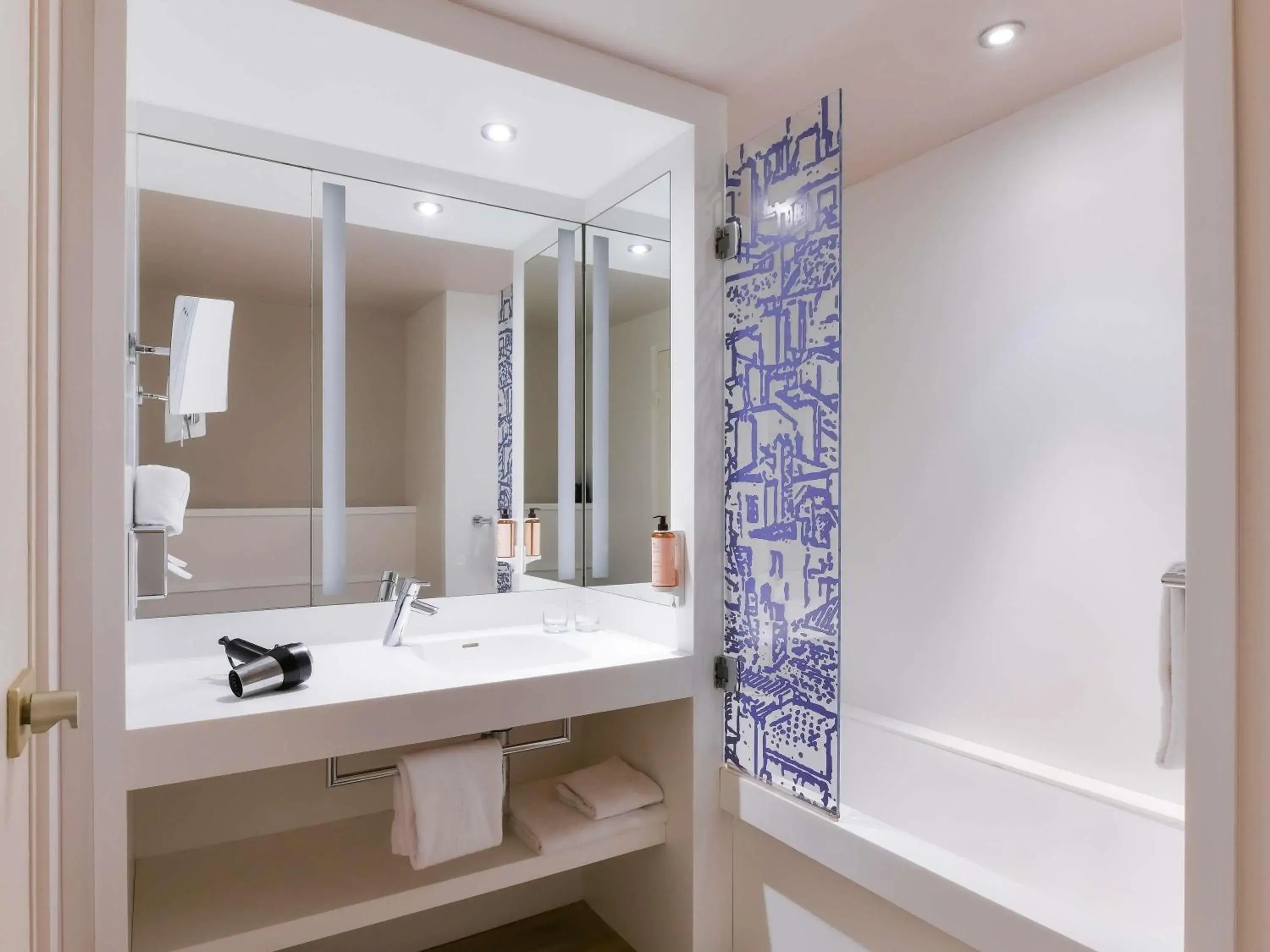 Bathroom in Mercure Lyon Centre Saxe Lafayette Bathroom in Mercure Lyon Centre Saxe Lafayette