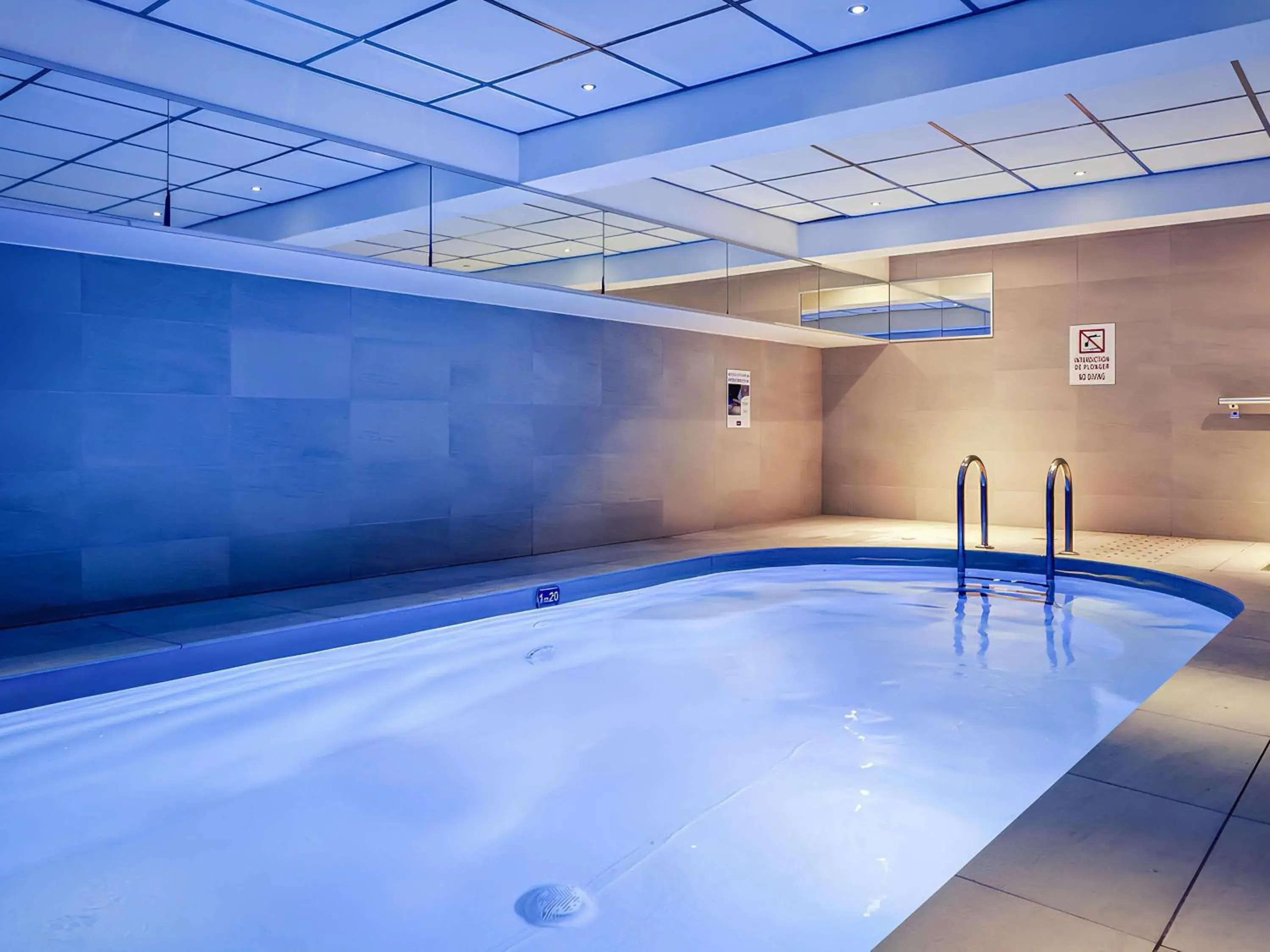 Swimming pool in Mercure Lyon Centre Saxe Lafayette Swimming pool in Mercure Lyon Centre Saxe Lafayette