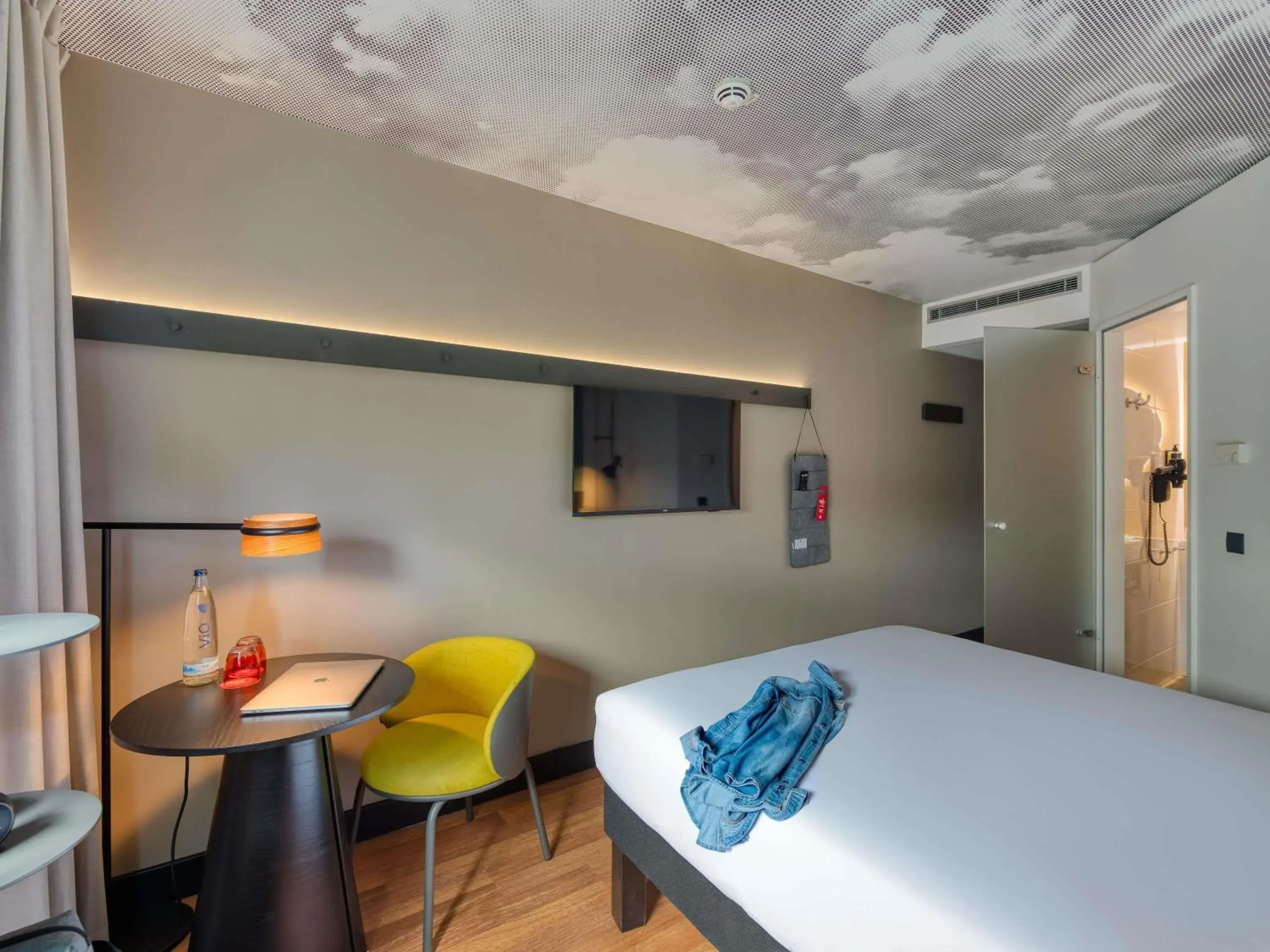 Bedroom, Bed in ibis Berlin Kurfuerstendamm Bedroom, Bed in ibis Berlin Kurfuerstendamm