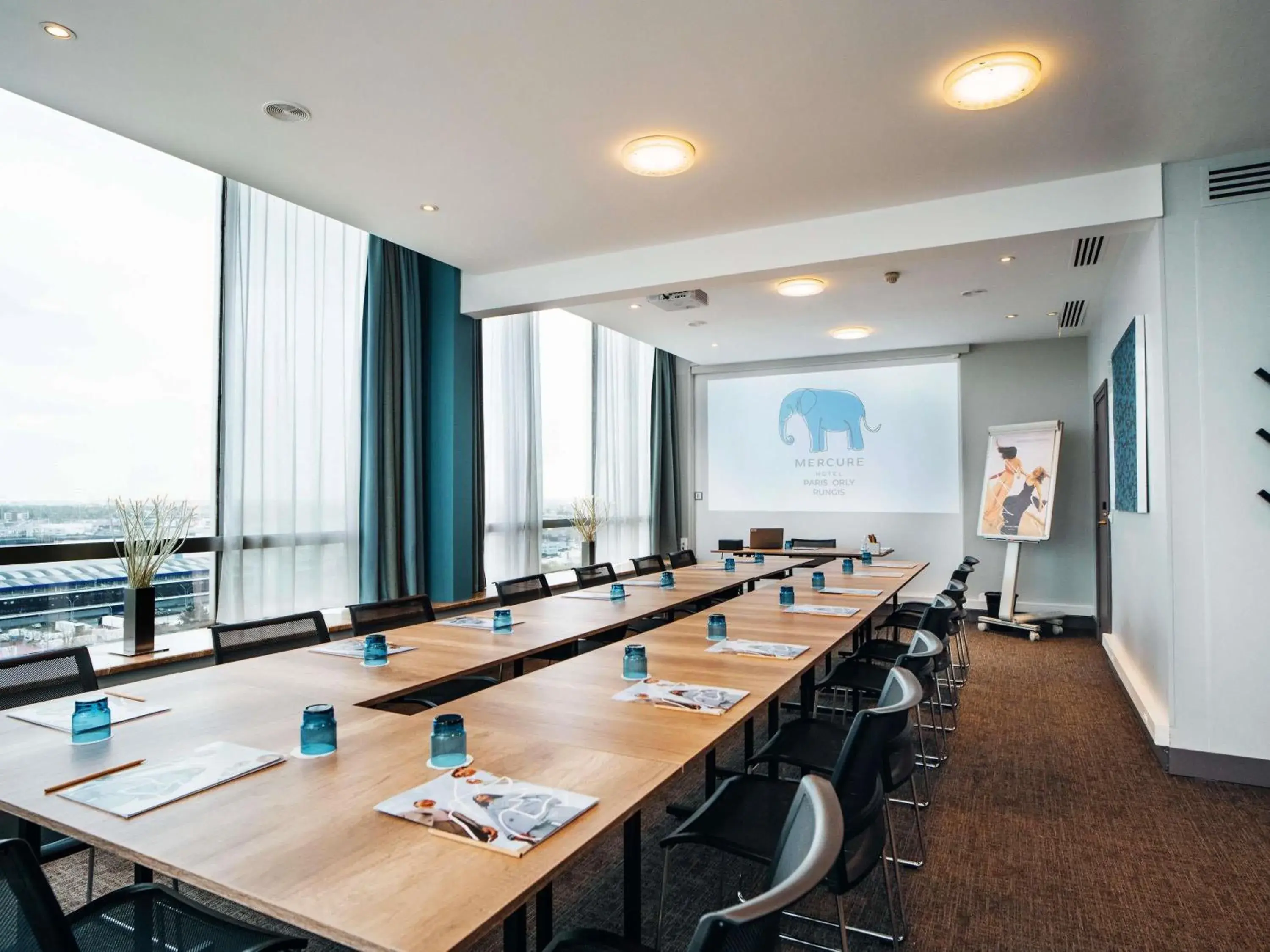 Property building in Mercure Paris Orly Rungis Aéroport Property building in Mercure Paris Orly Rungis Aéroport