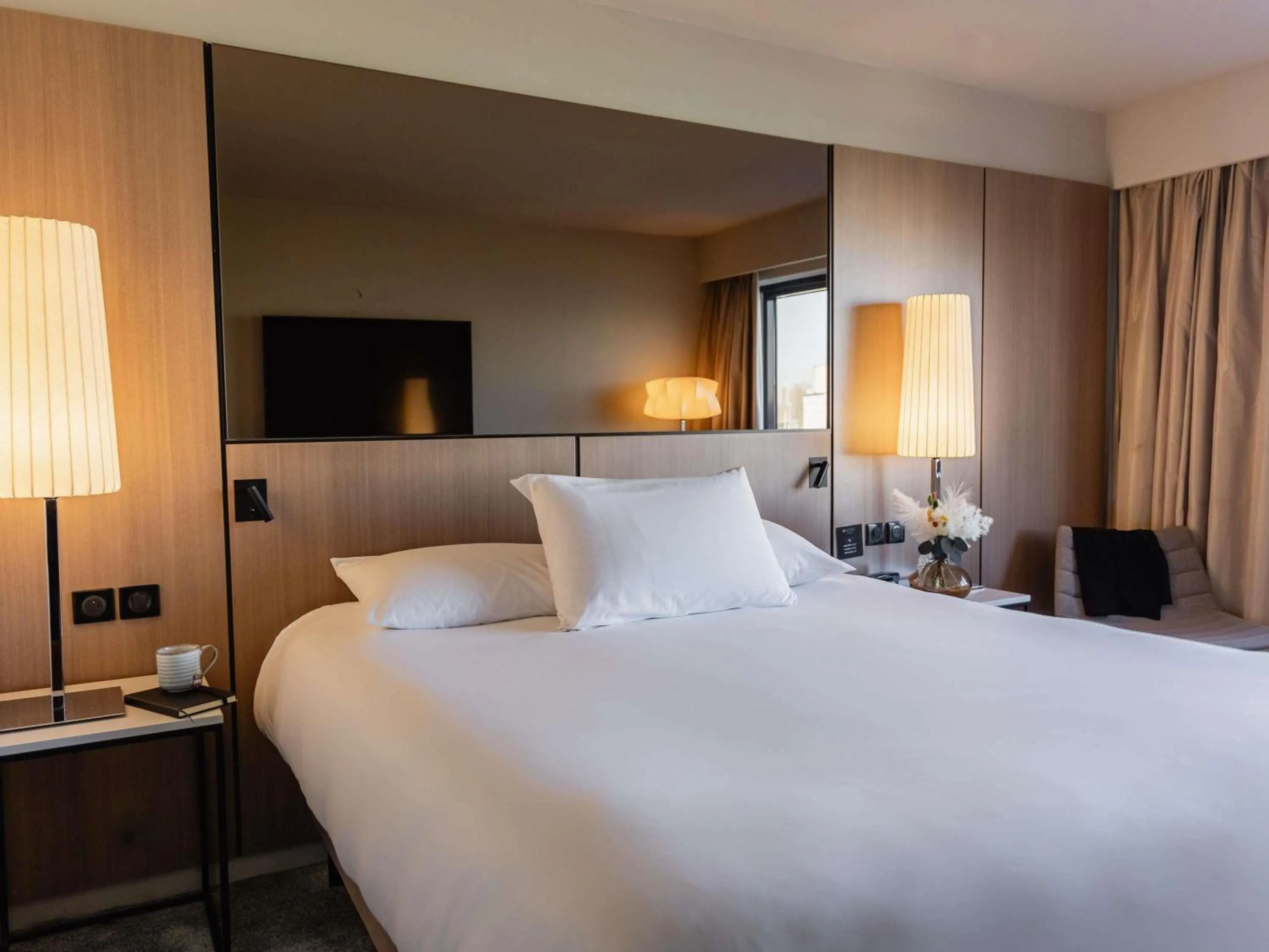 Property building, Bed in Pullman Bordeaux Lac