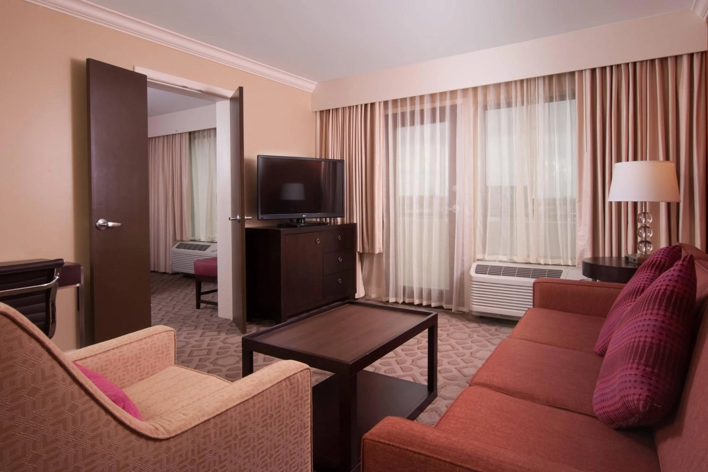 Living room in Delta Hotels by Marriott Orlando Lake Buena Vista