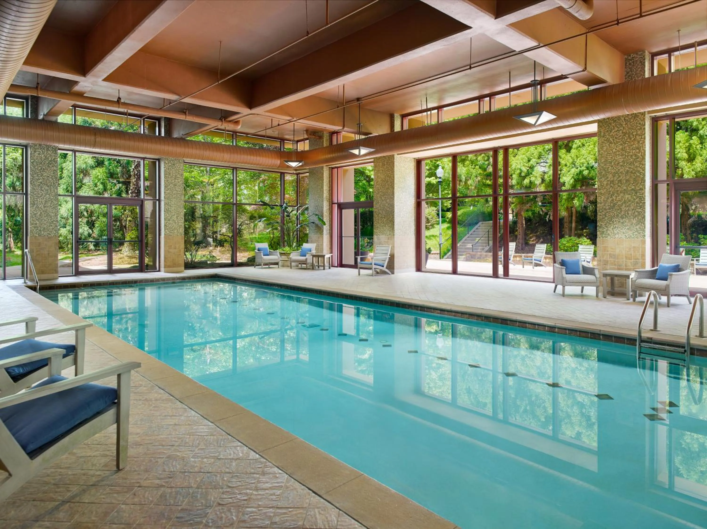 Swimming pool in Emory Conference Center Hotel