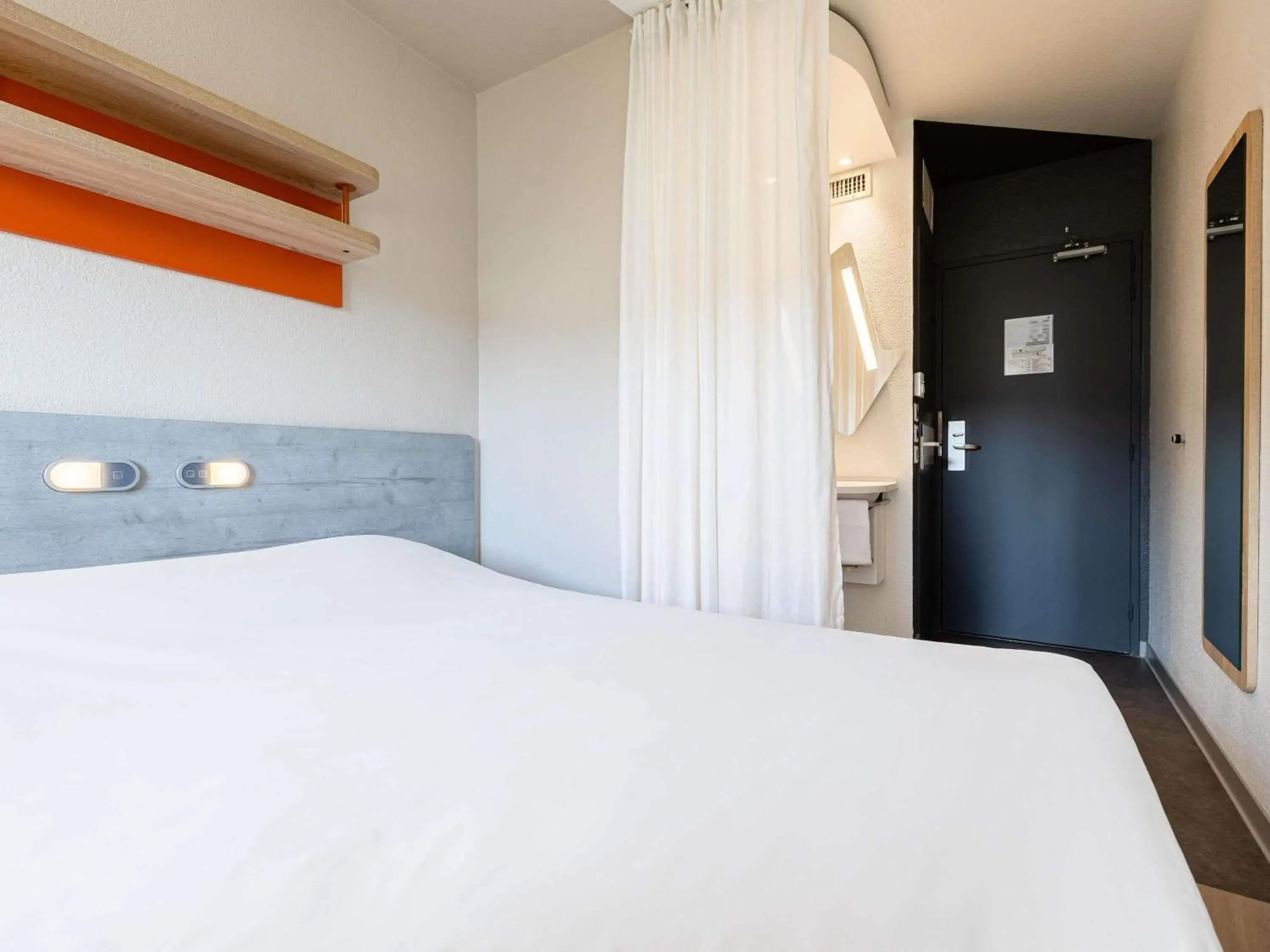 Bedroom, Bed in ibis budget Paris Porte d'Italie Ouest Bedroom, Bed in ibis budget Paris Porte d'Italie Ouest