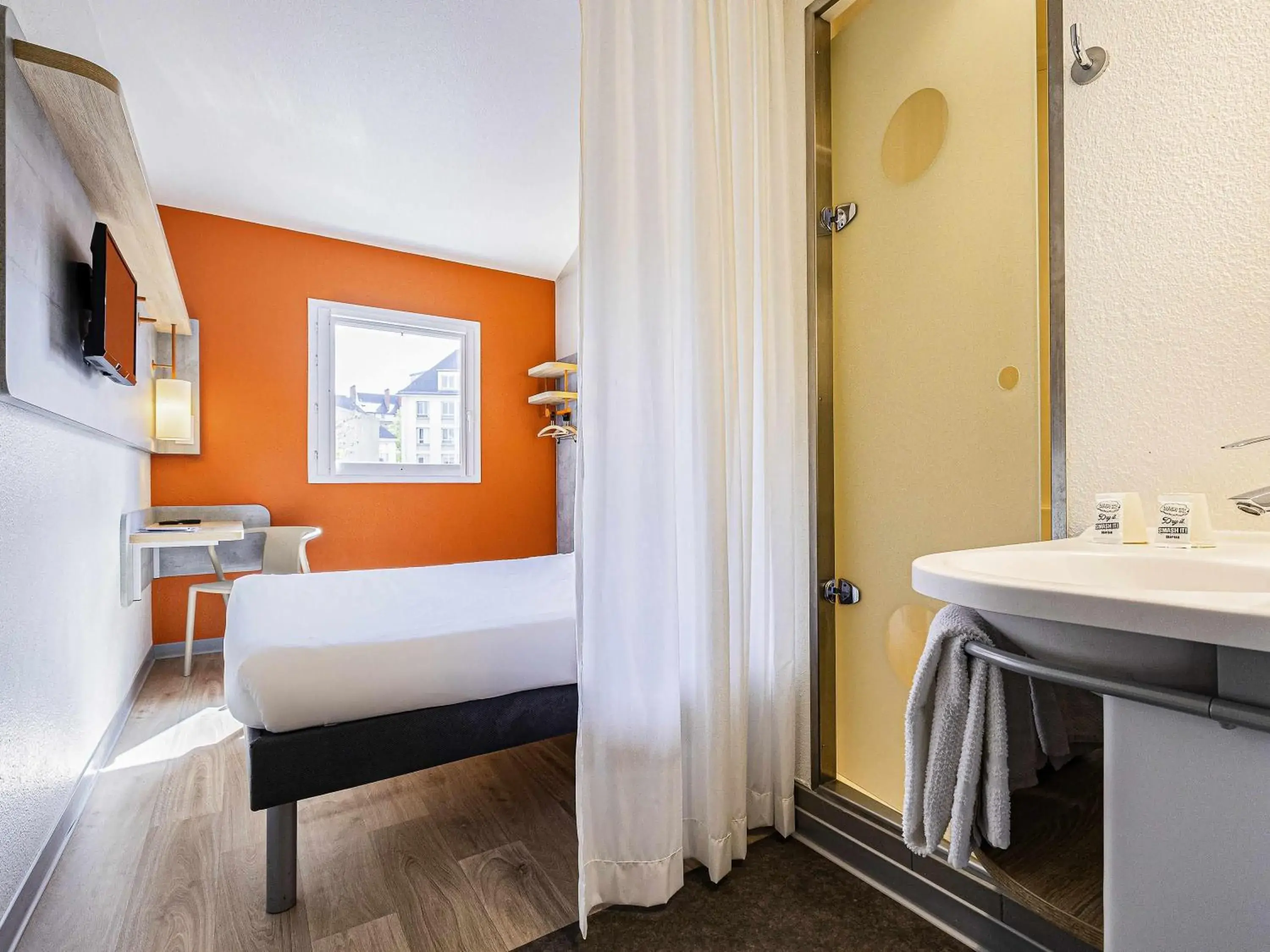 Bedroom, Bed in ibis budget Paris Porte d'Italie Ouest Bedroom, Bed in ibis budget Paris Porte d'Italie Ouest