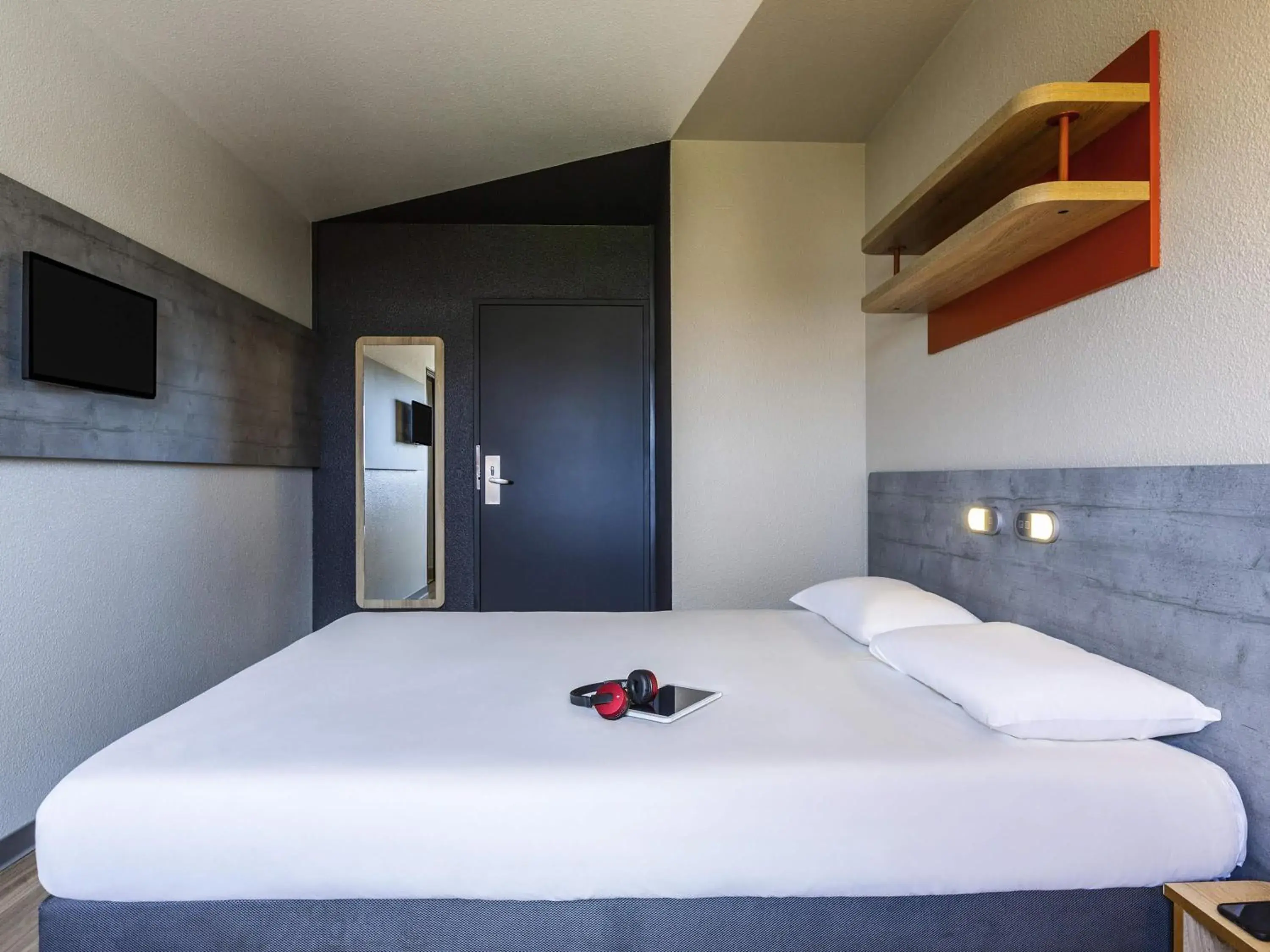 Bedroom, Bed in ibis budget Paris Porte d'Italie Ouest Bedroom, Bed in ibis budget Paris Porte d'Italie Ouest