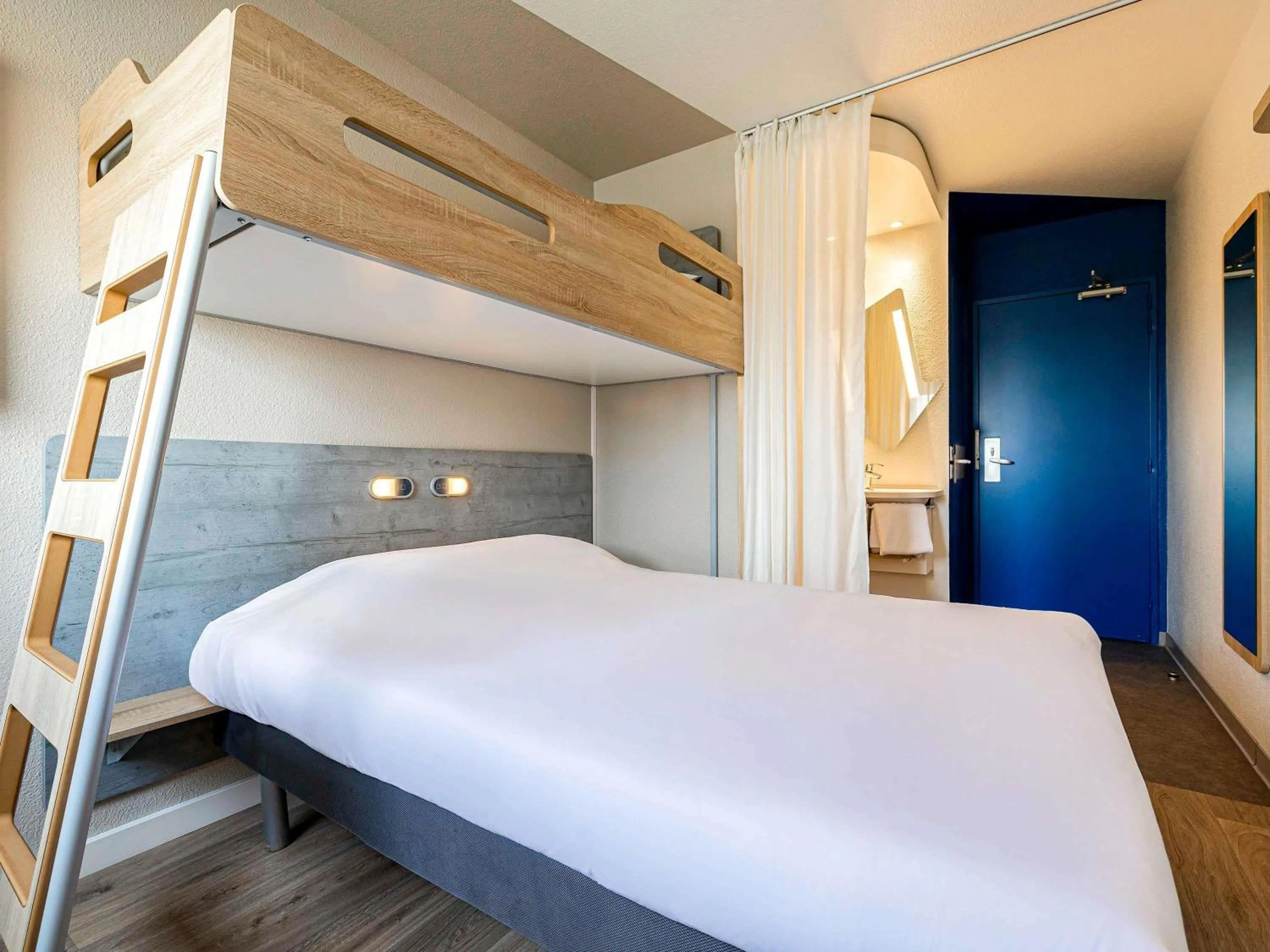 Bedroom, Bed in ibis budget Paris Porte d'Italie Ouest