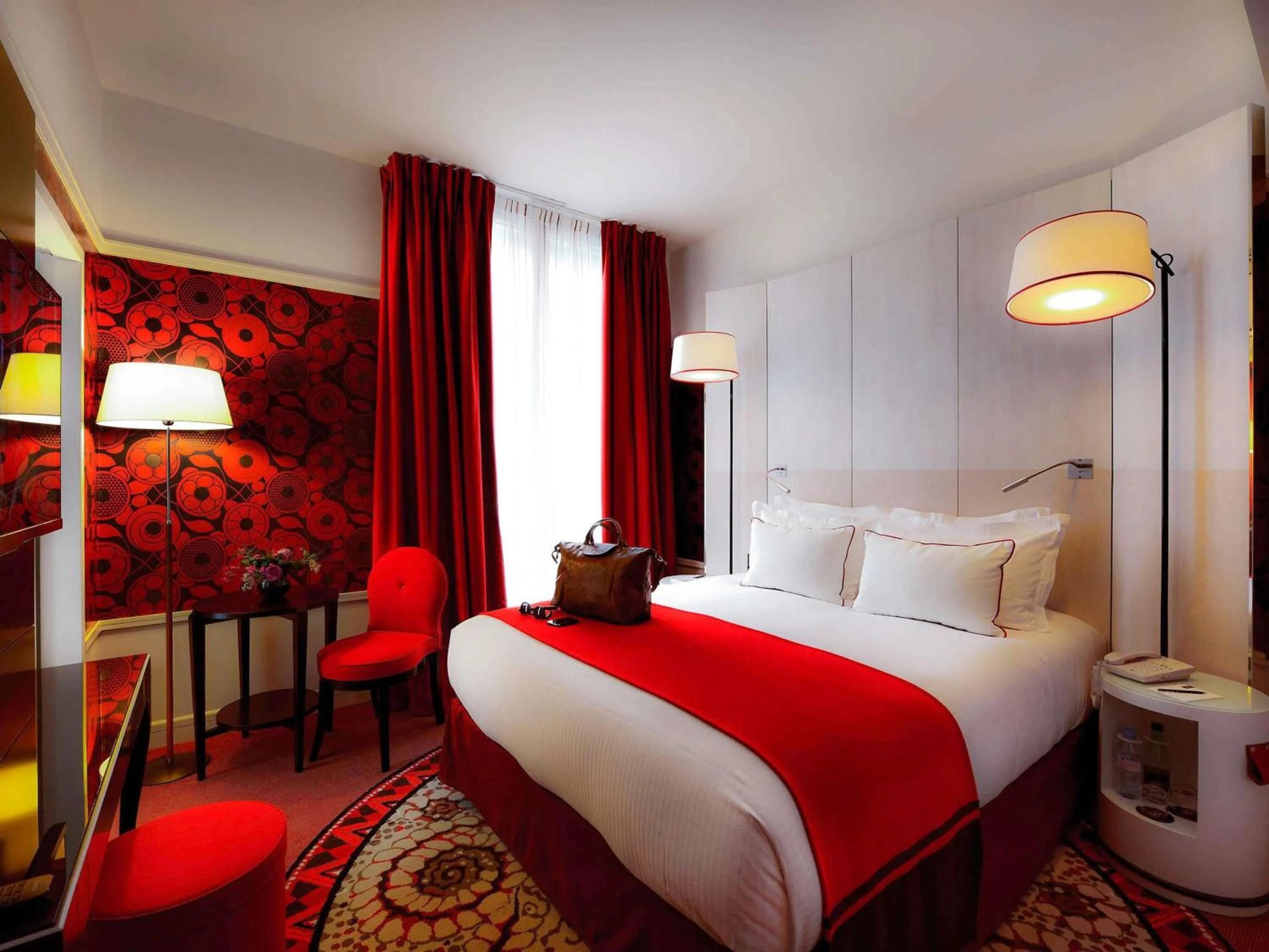 Bedroom, Bed in Carlton Hotel Lyon - MGallery Collection