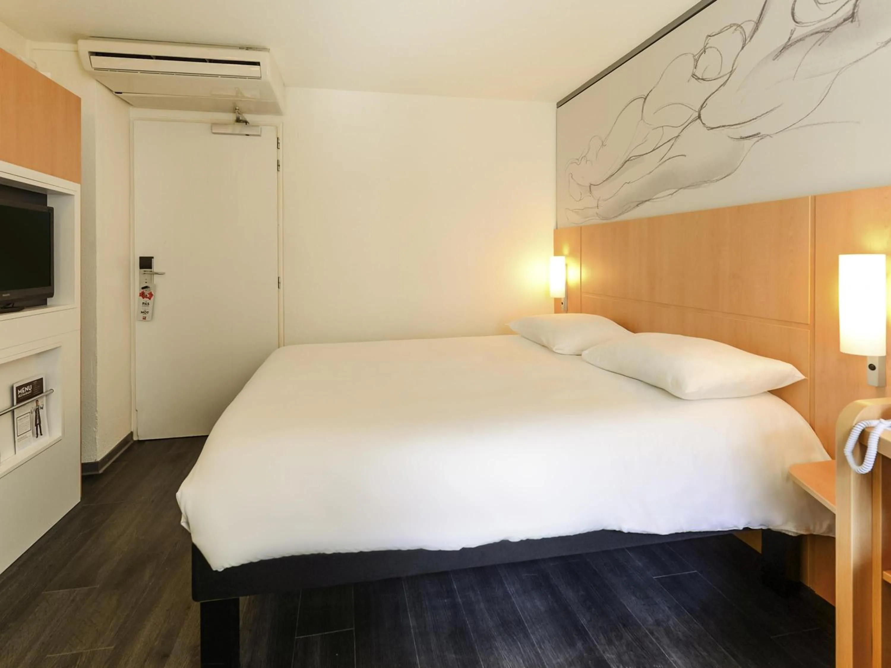 Bedroom, Bed in ibis Lyon Part Dieu Les Halles