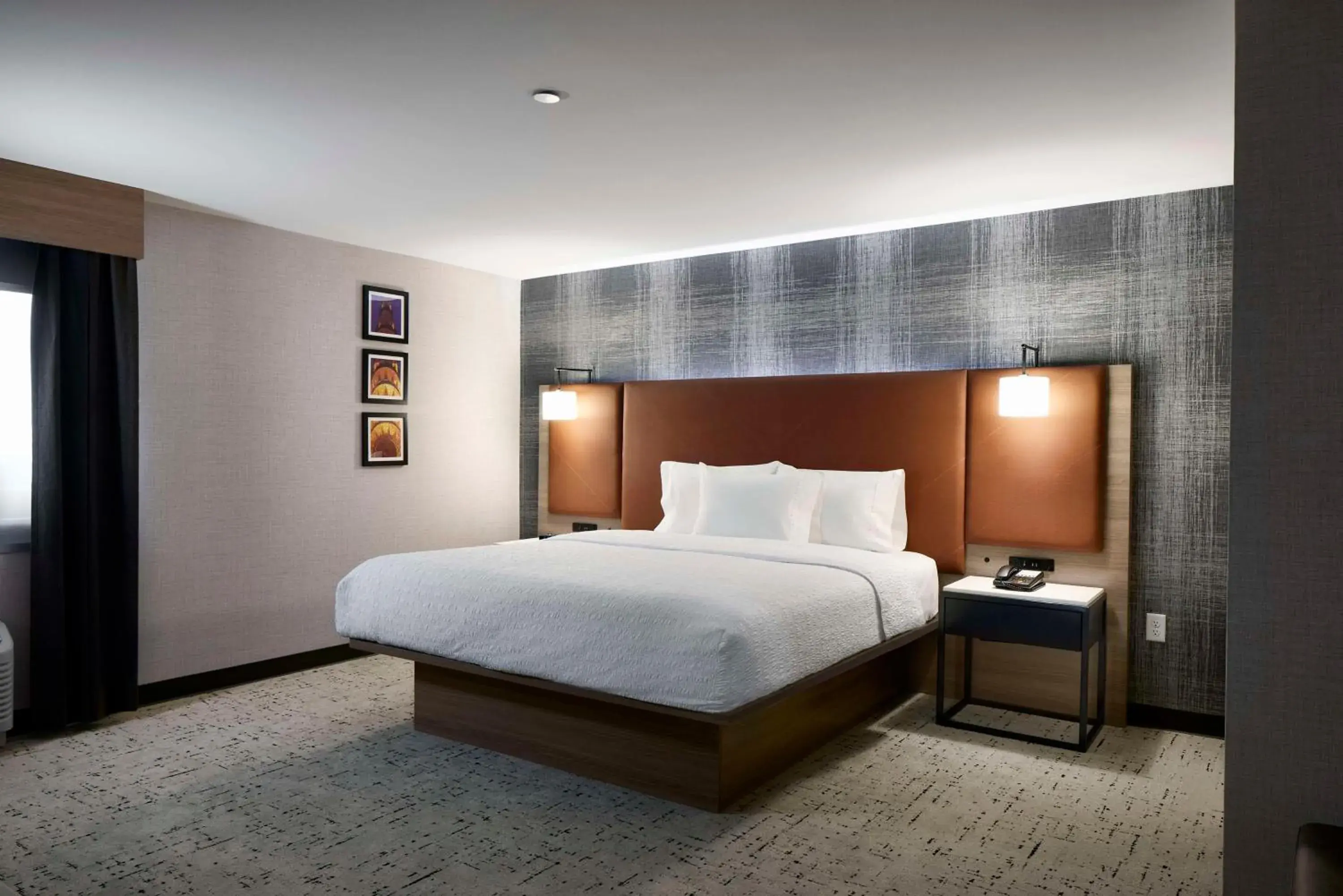 Bed in Hampton Inn Newark Airport Bed in Hampton Inn Newark Airport