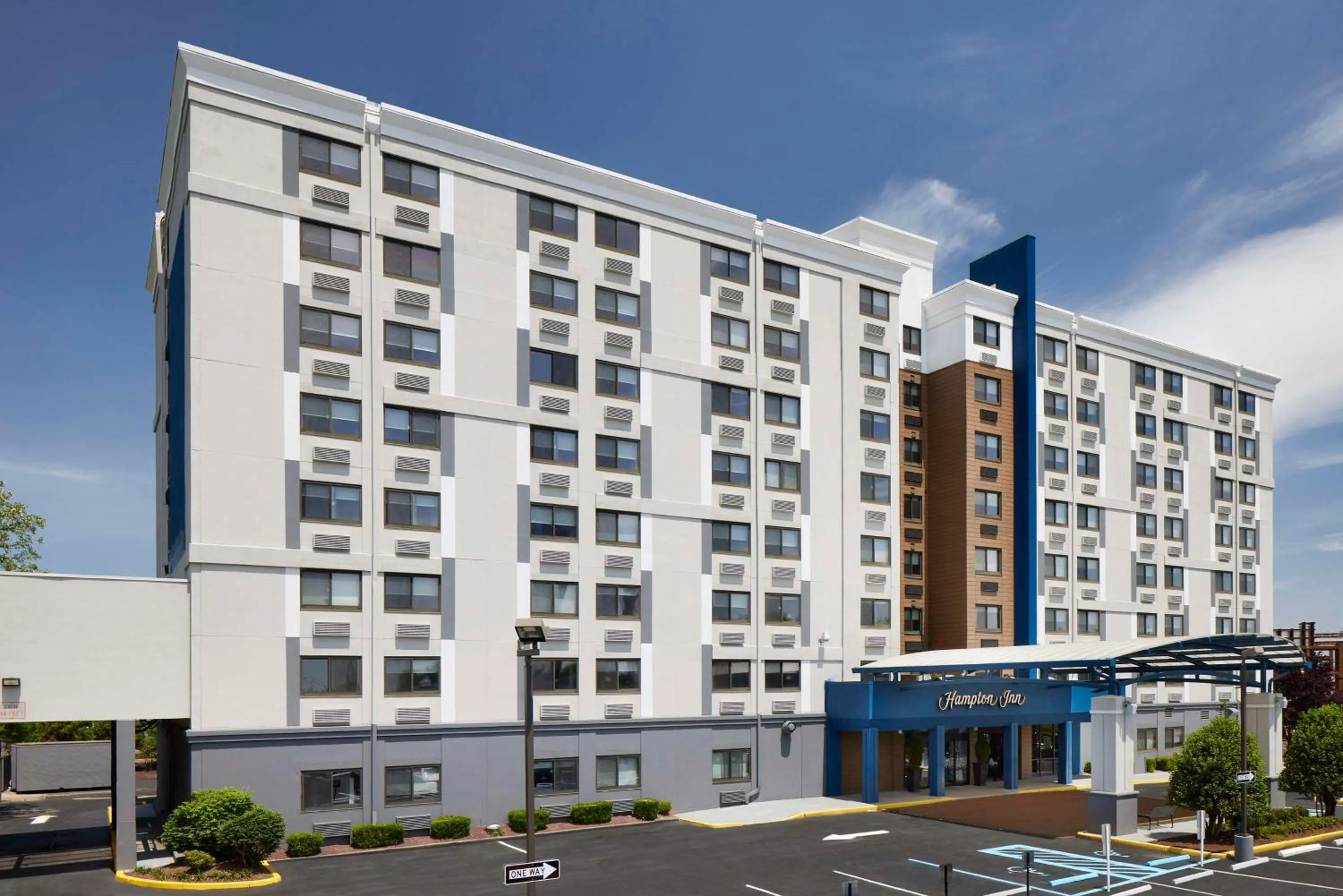 Property building in Hampton Inn Newark Airport