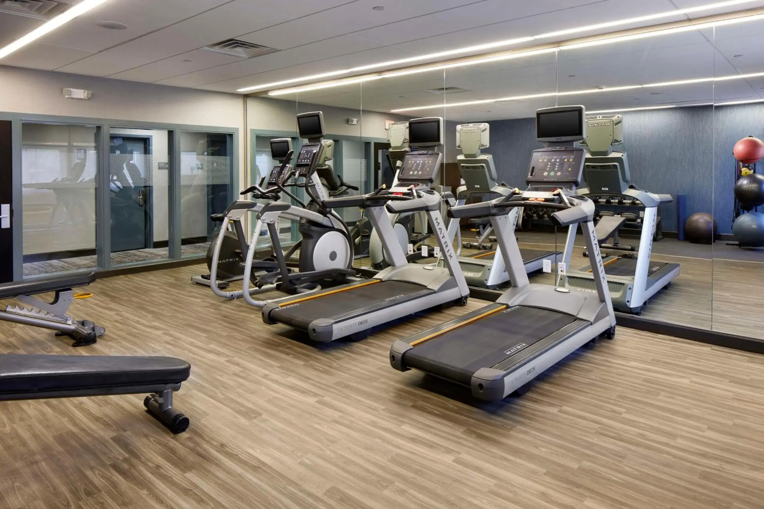 Fitness centre/facilities in Hampton Inn Newark Airport Fitness centre/facilities in Hampton Inn Newark Airport