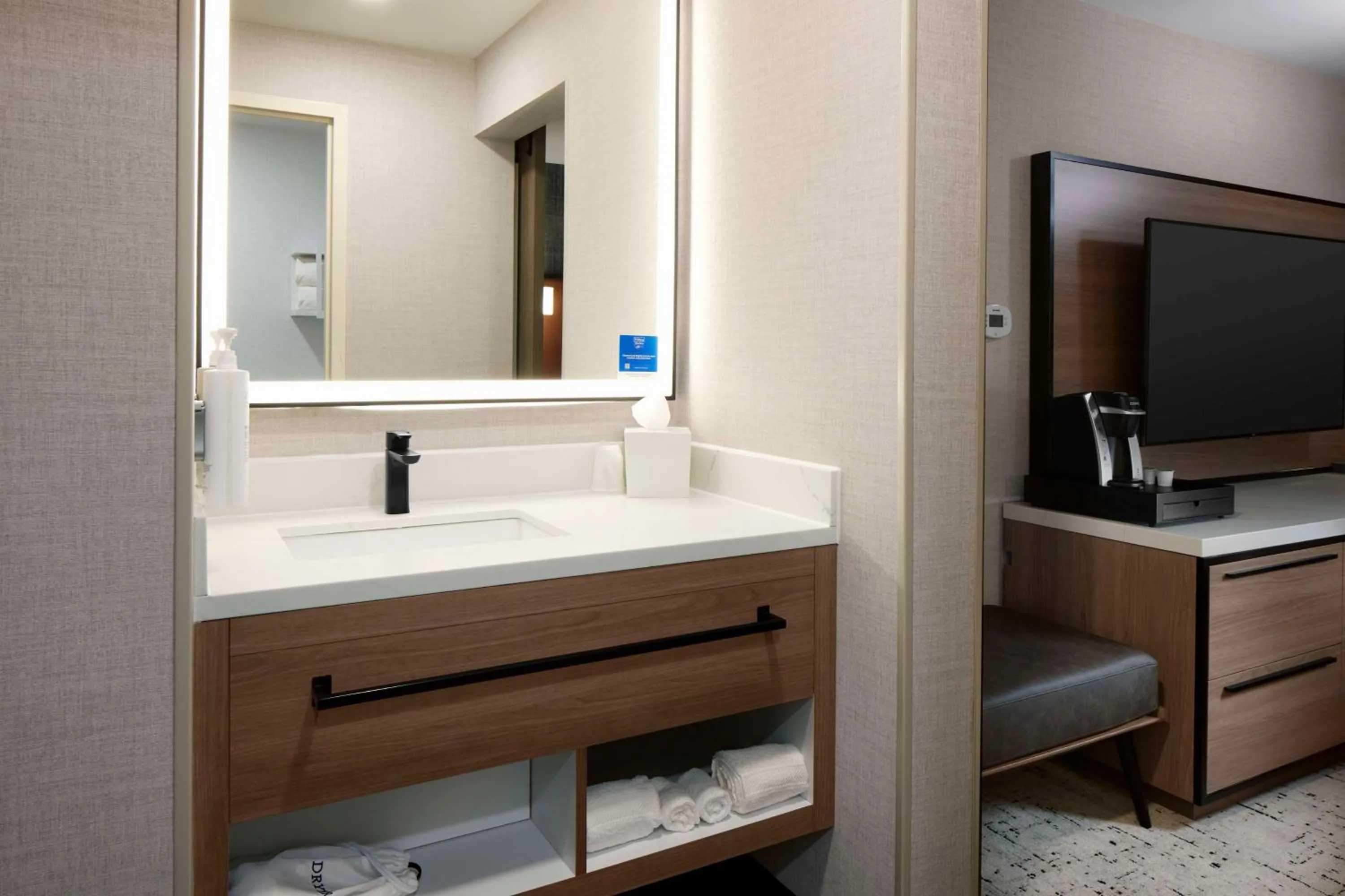 Photo of the whole room in Hampton Inn Newark Airport