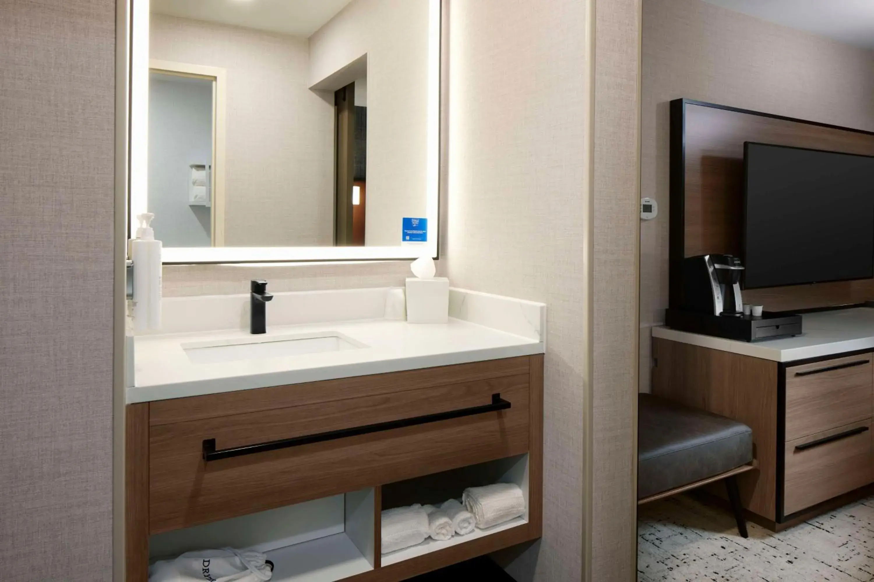 Photo of the whole room in Hampton Inn Newark Airport Photo of the whole room in Hampton Inn Newark Airport