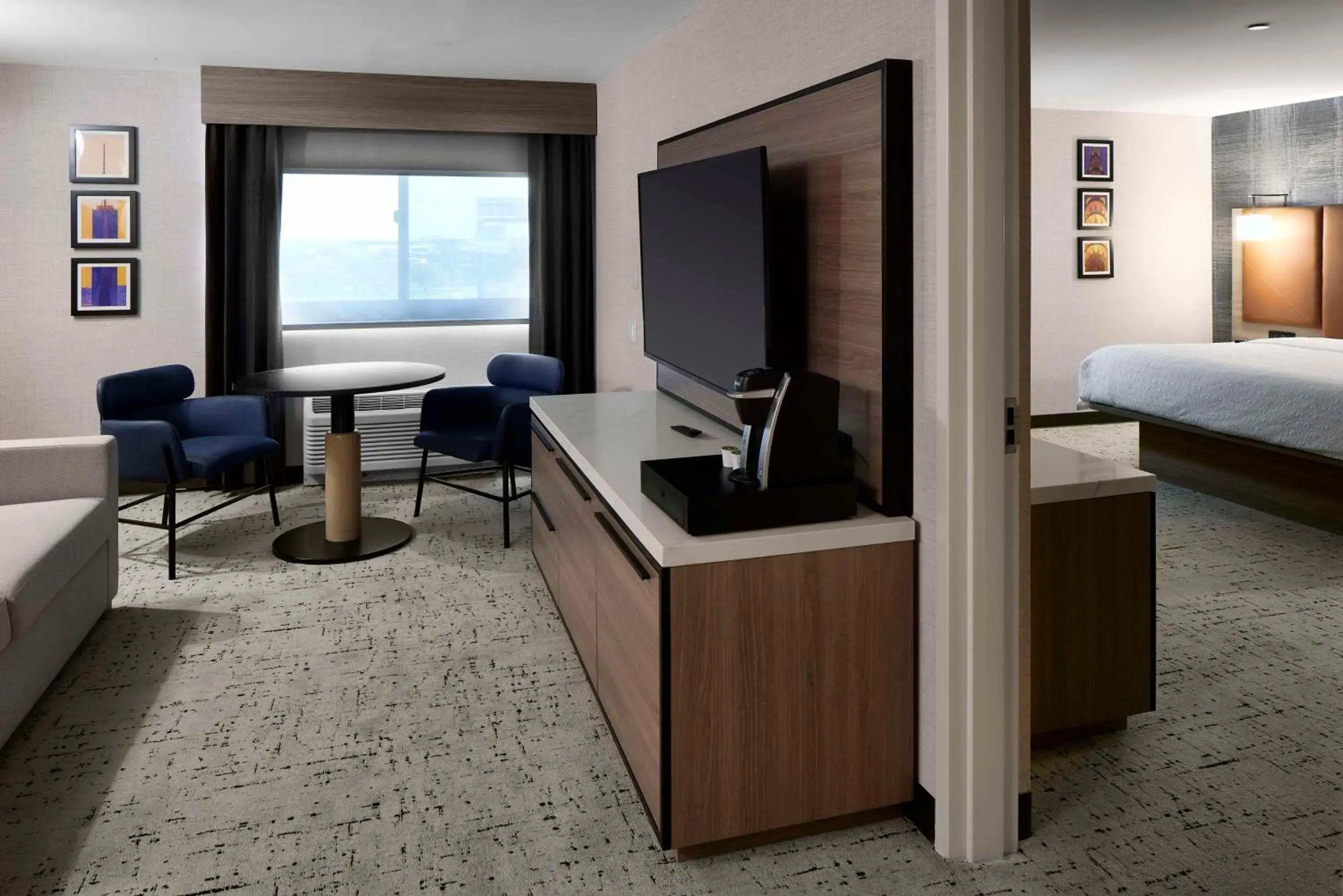 Living room, Bed in Hampton Inn Newark Airport Living room, Bed in Hampton Inn Newark Airport