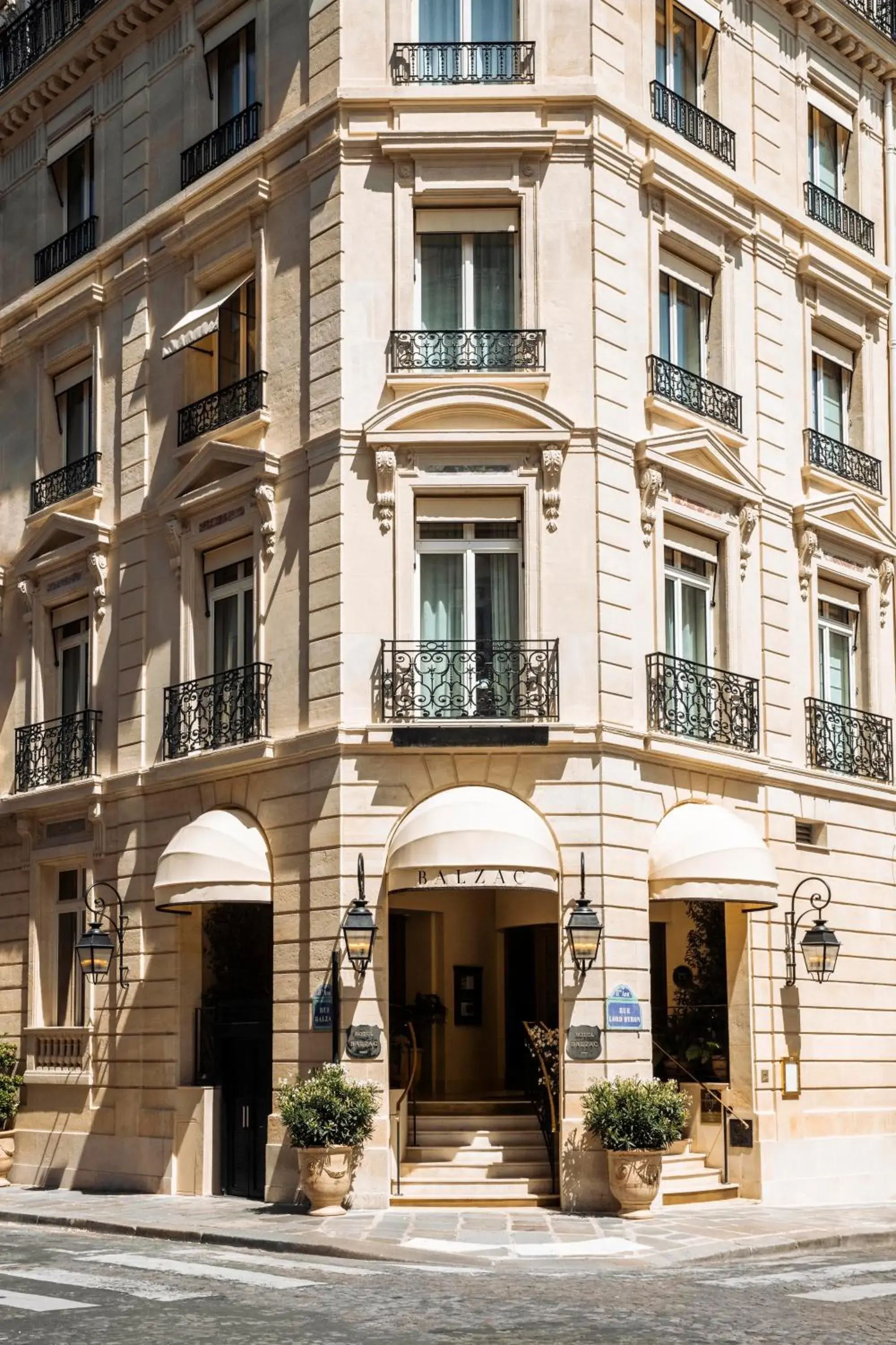 Property building in Hôtel Balzac Paris & Spa Ikoï Property building in Hôtel Balzac Paris & Spa Ikoï