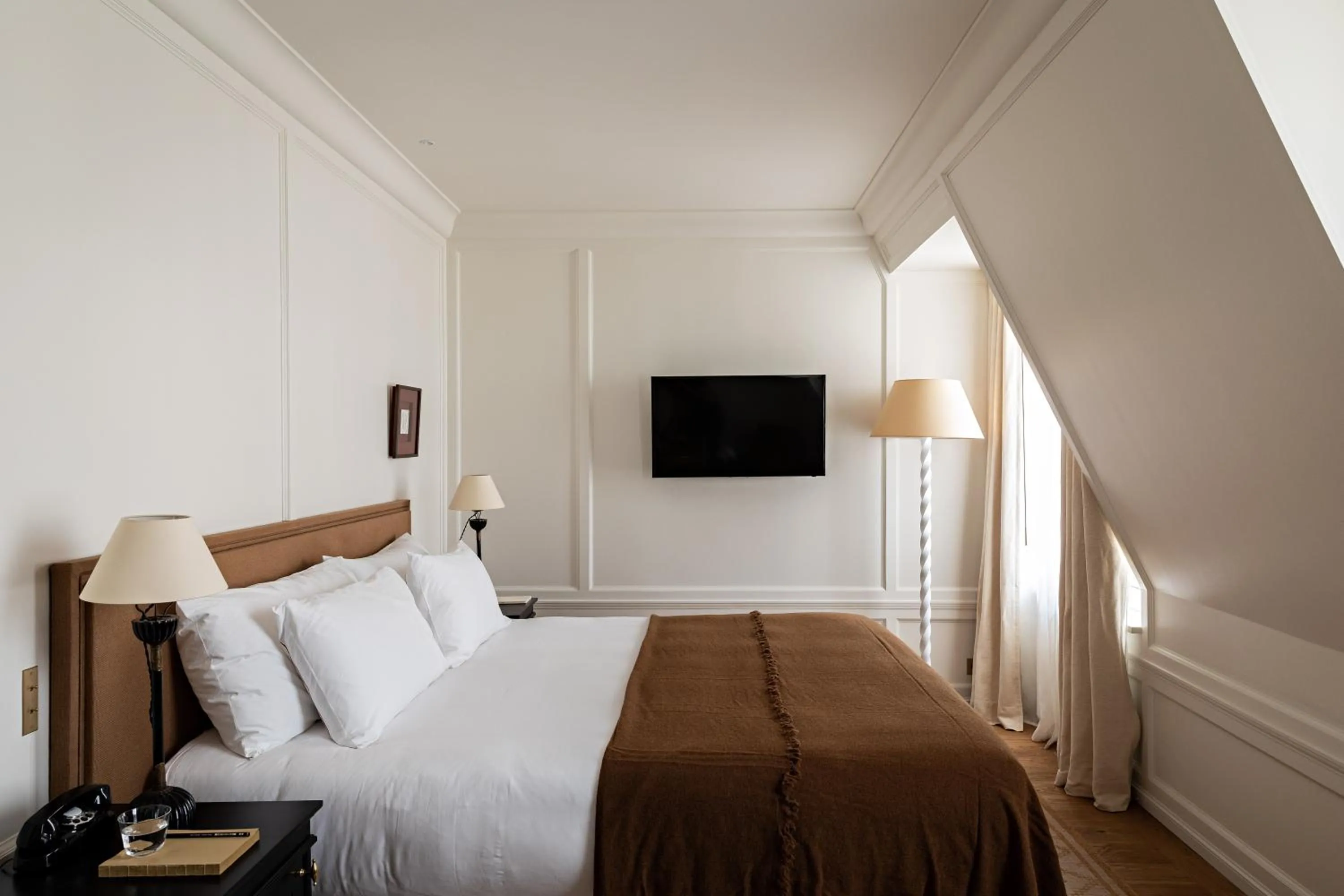 Bedroom, Bed in Hôtel Balzac Paris & Spa Ikoï
