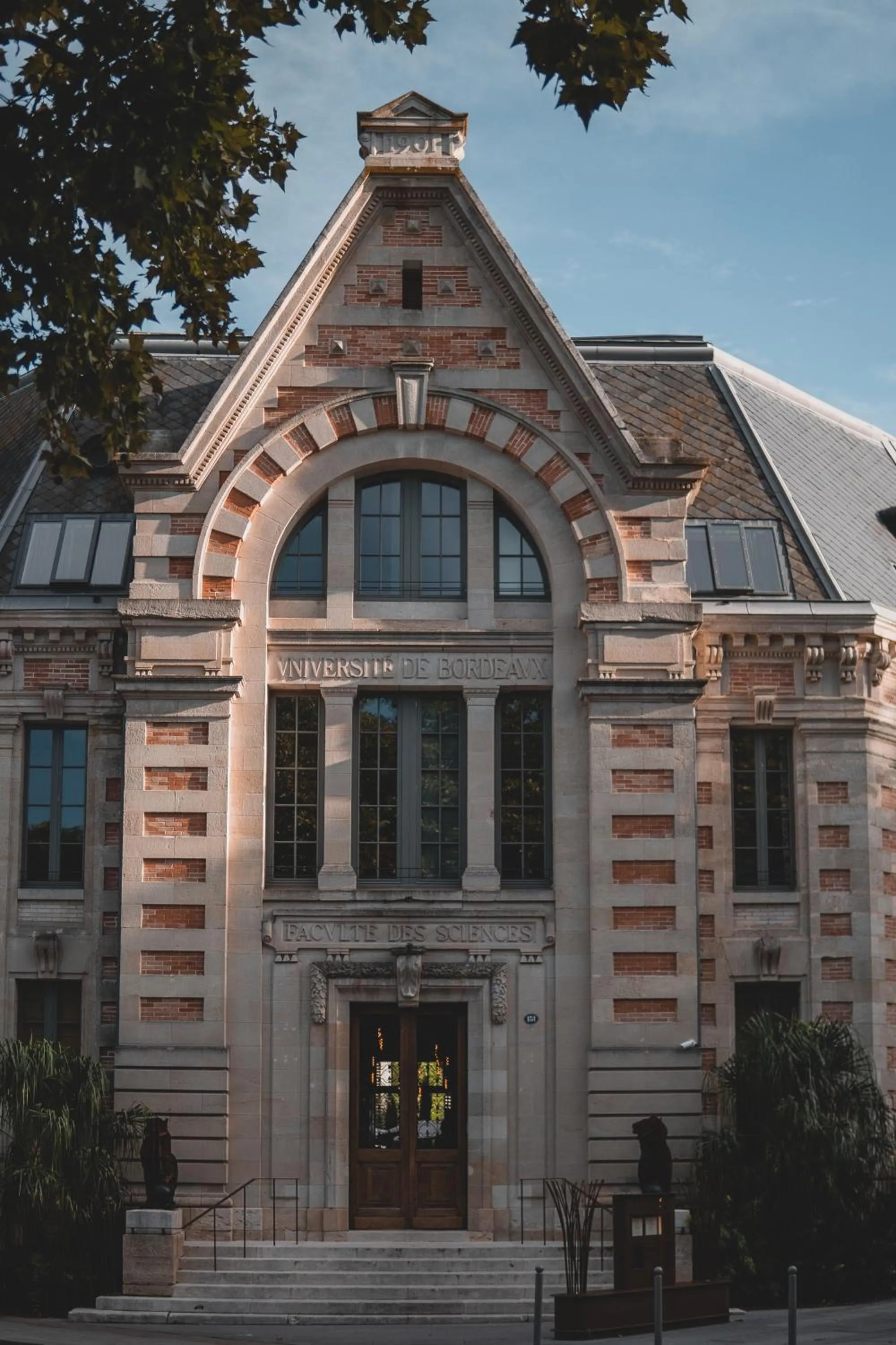 Facade/entrance in Hotel La Zoologie & Spa Bordeaux