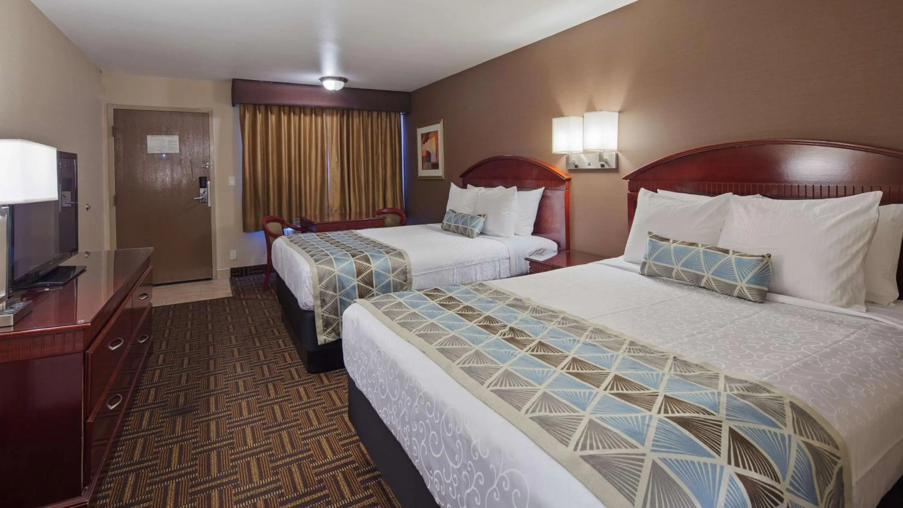 Photo of the whole room, Bed in Best Western Pasadena Inn